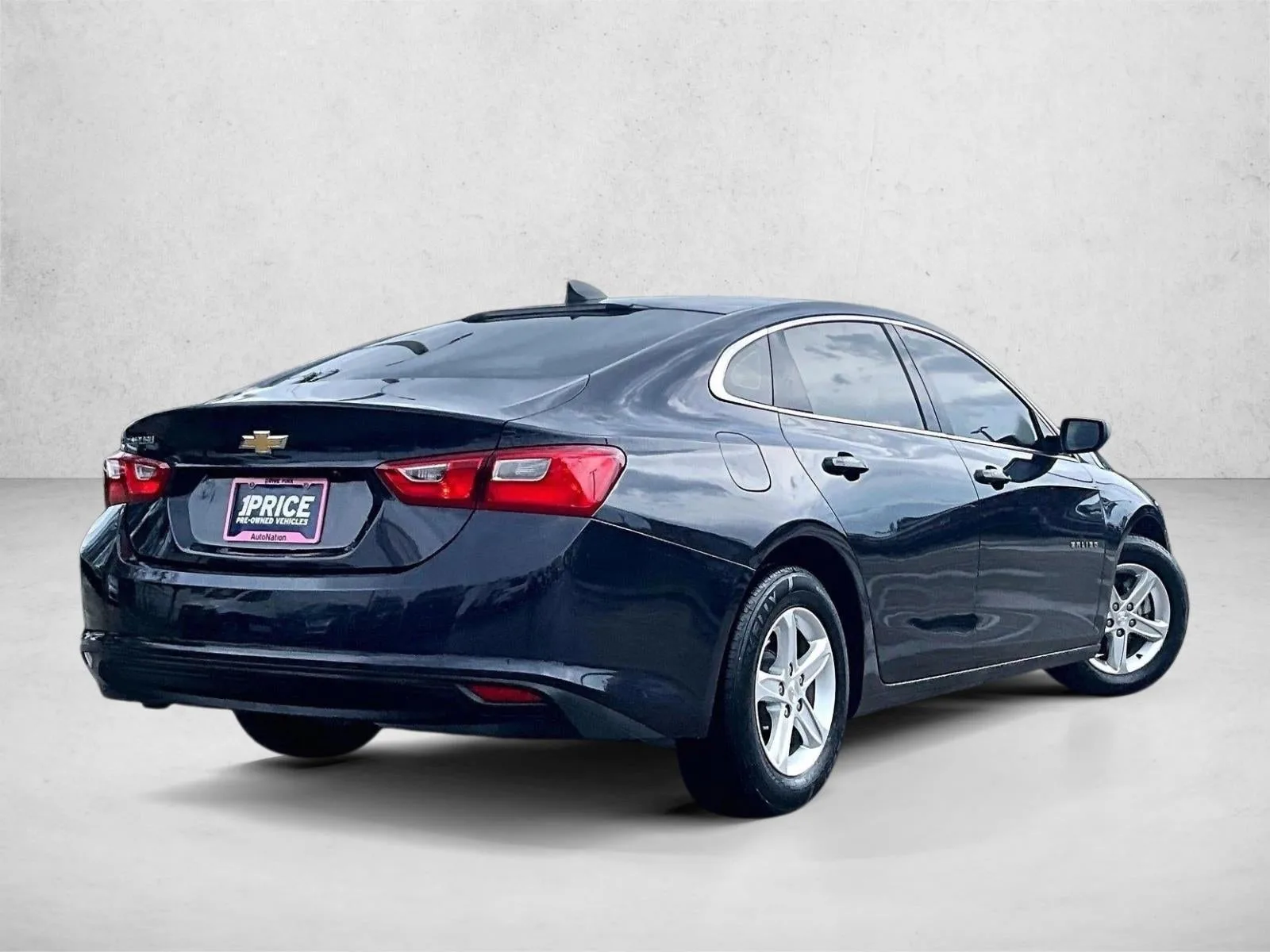 2022 Chevrolet Malibu LS photo 2