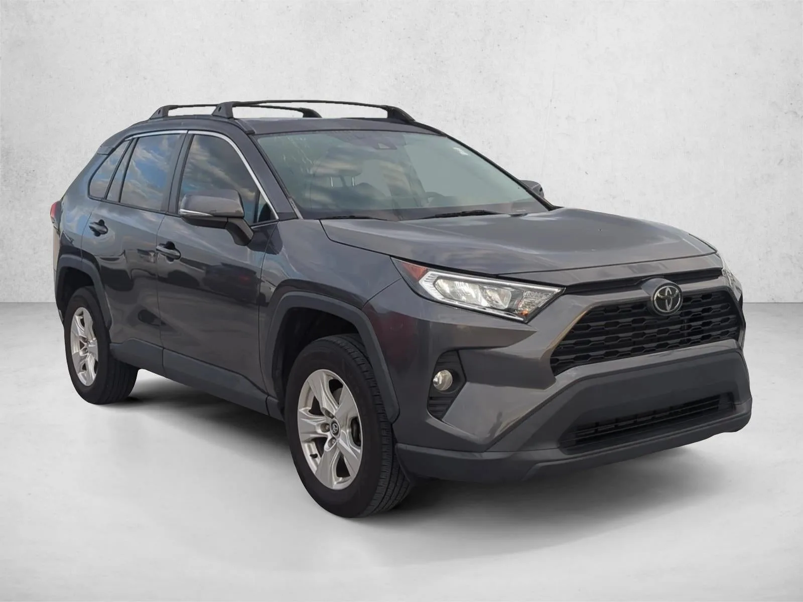2021 Toyota RAV4 XLE FWD (GS) photo 3