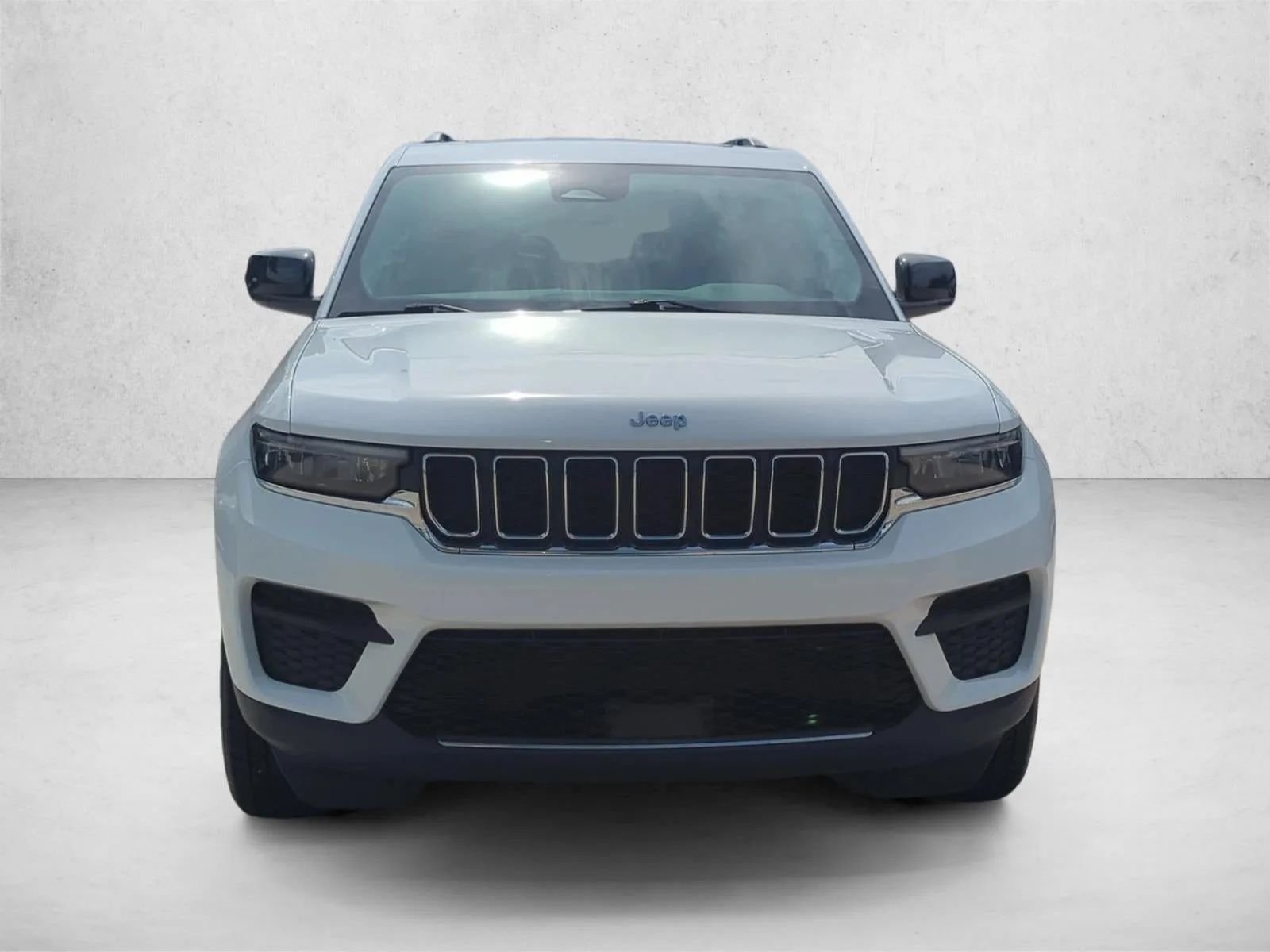 2023 Jeep Grand Cherokee Laredo 4x2 photo 2
