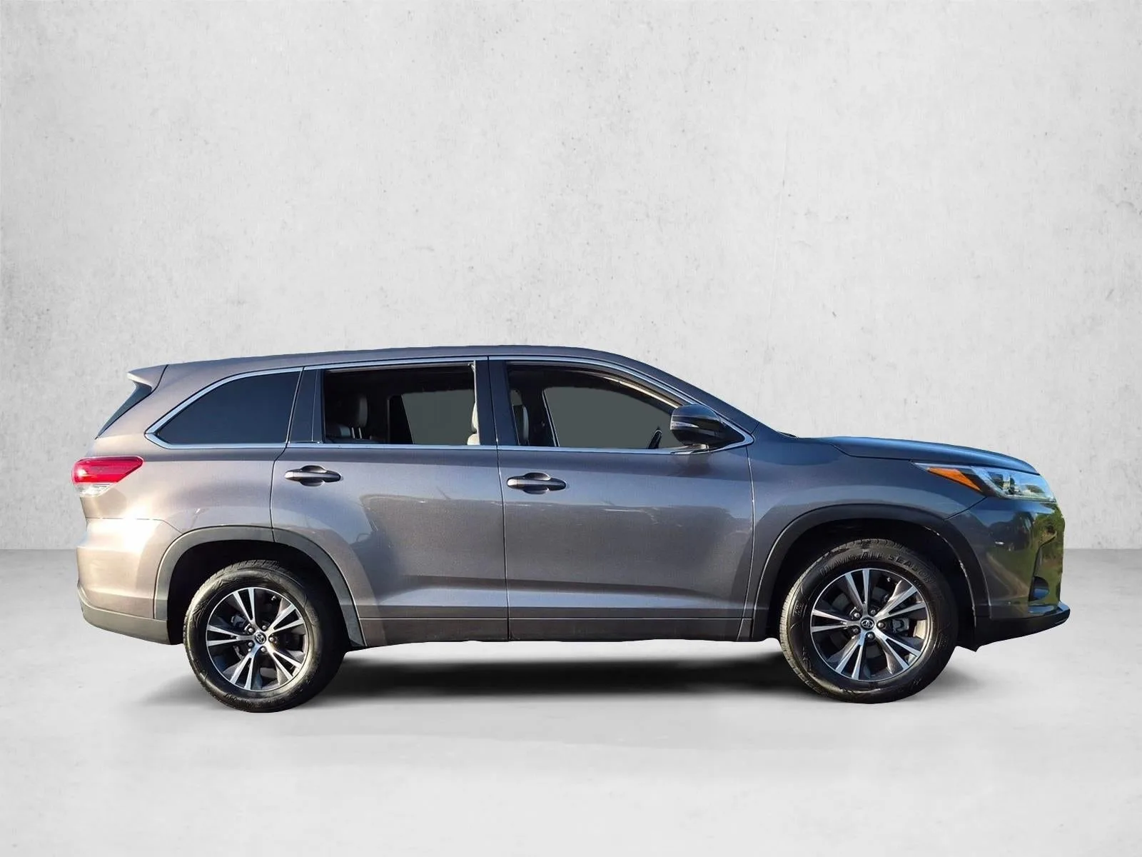 2018 Toyota Highlander LE Plus V6 FWD (SE) photo 4