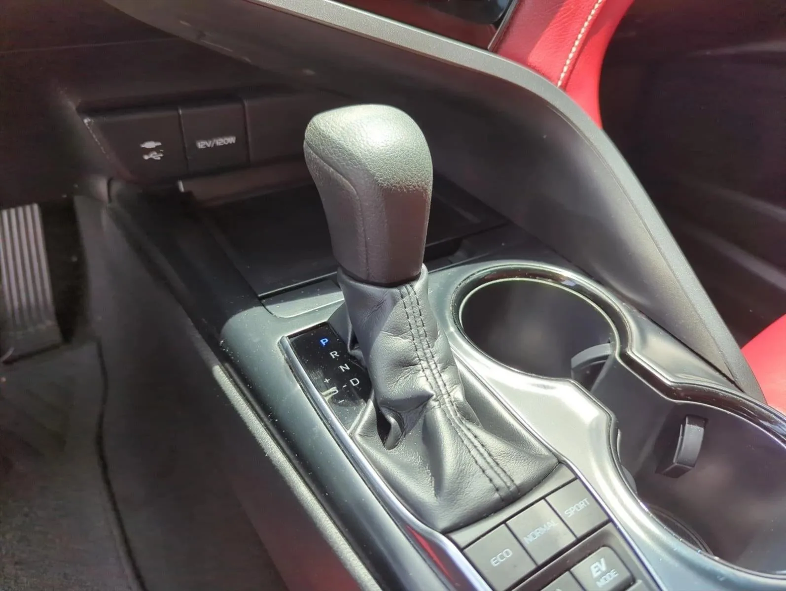 2019 Toyota Camry Hybrid LE CVT (Natl) photo 8