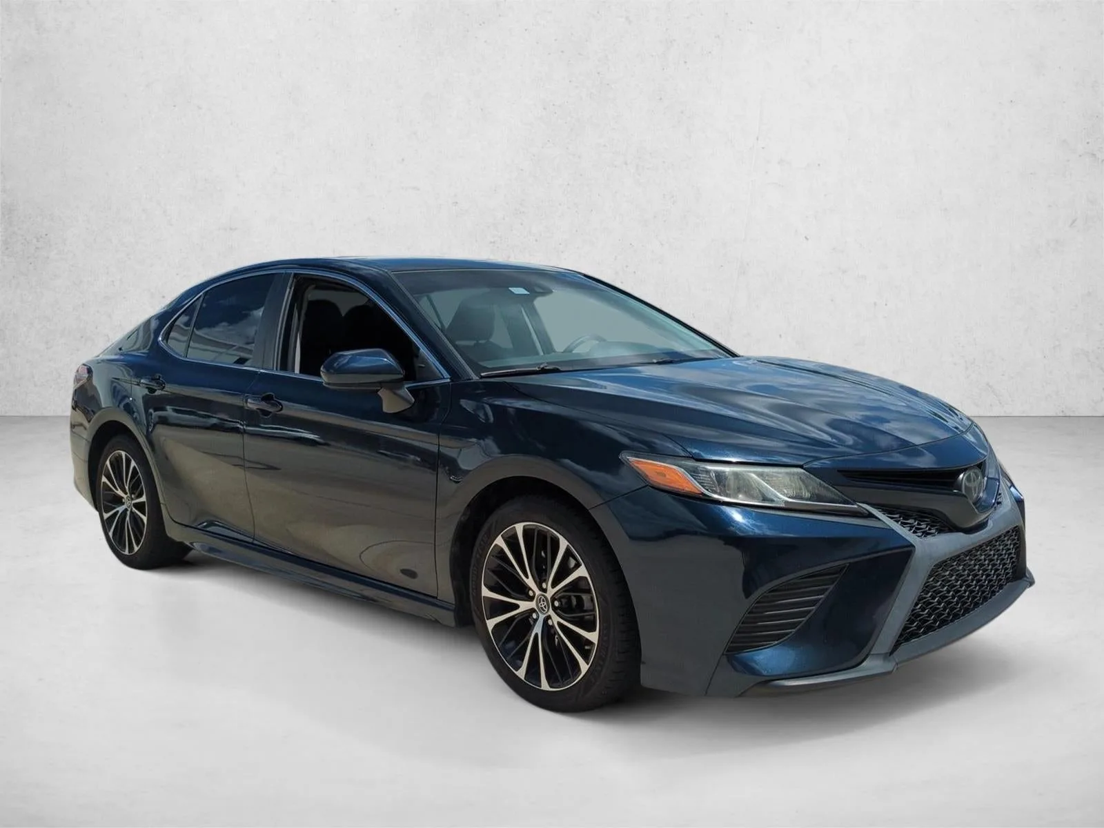 2019 Toyota Camry SE Auto (SE) photo 3