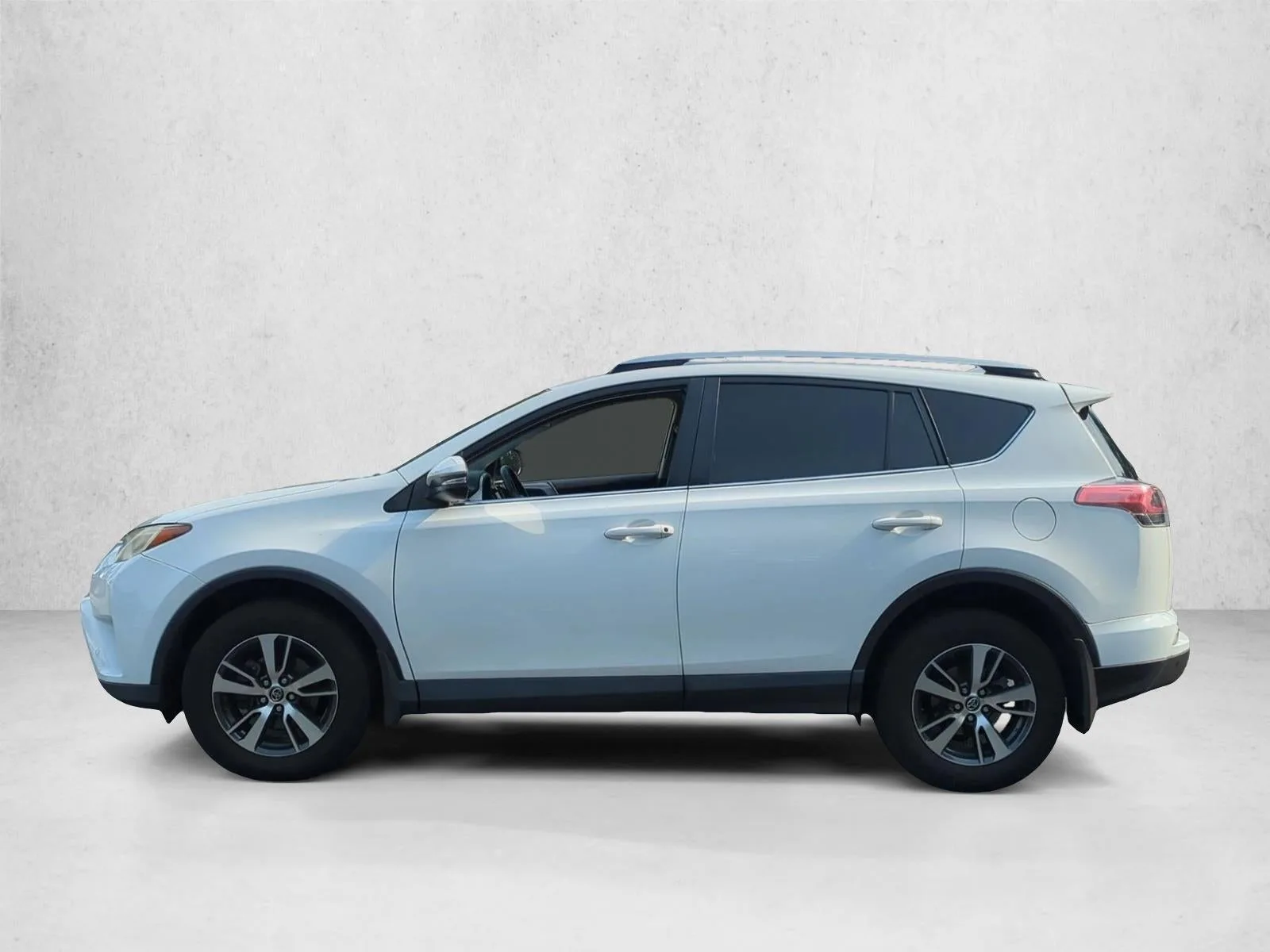 2018 Toyota RAV4 XLE FWD (GS) photo 8