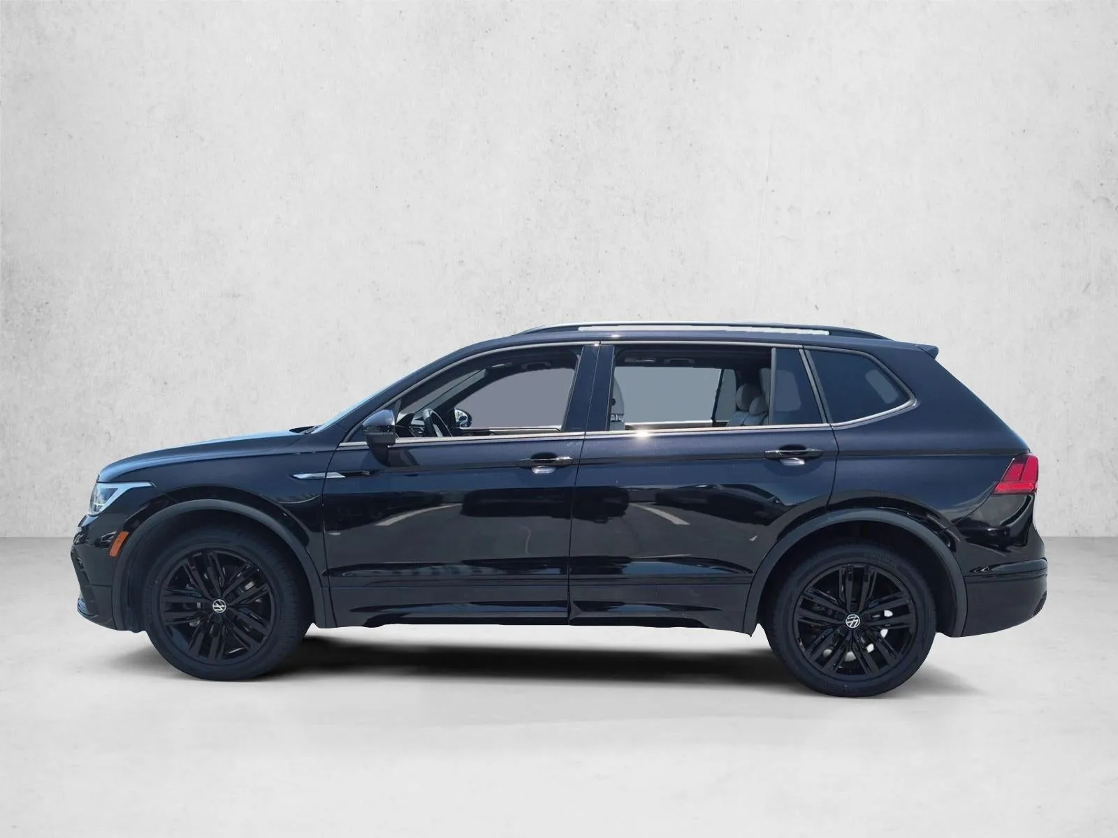 2022 Volkswagen Tiguan 2.0T SE R-Line Black FWD photo 9