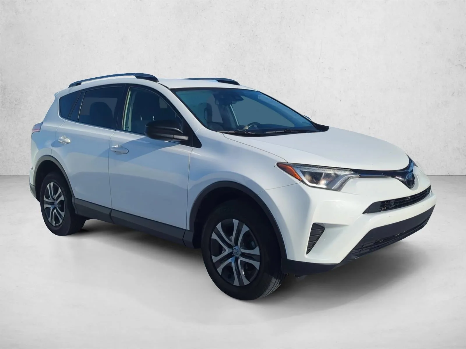 2018 Toyota RAV4 LE FWD (GS) photo 4