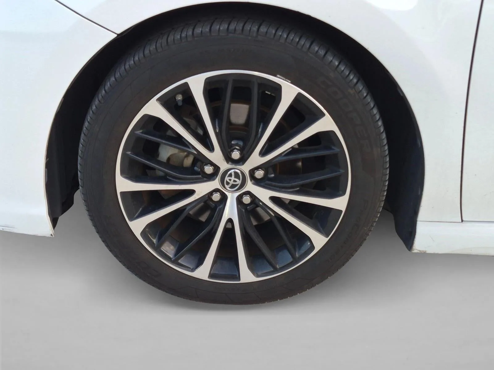 2018 Toyota Camry Hybrid SE CVT (Natl) photo 6