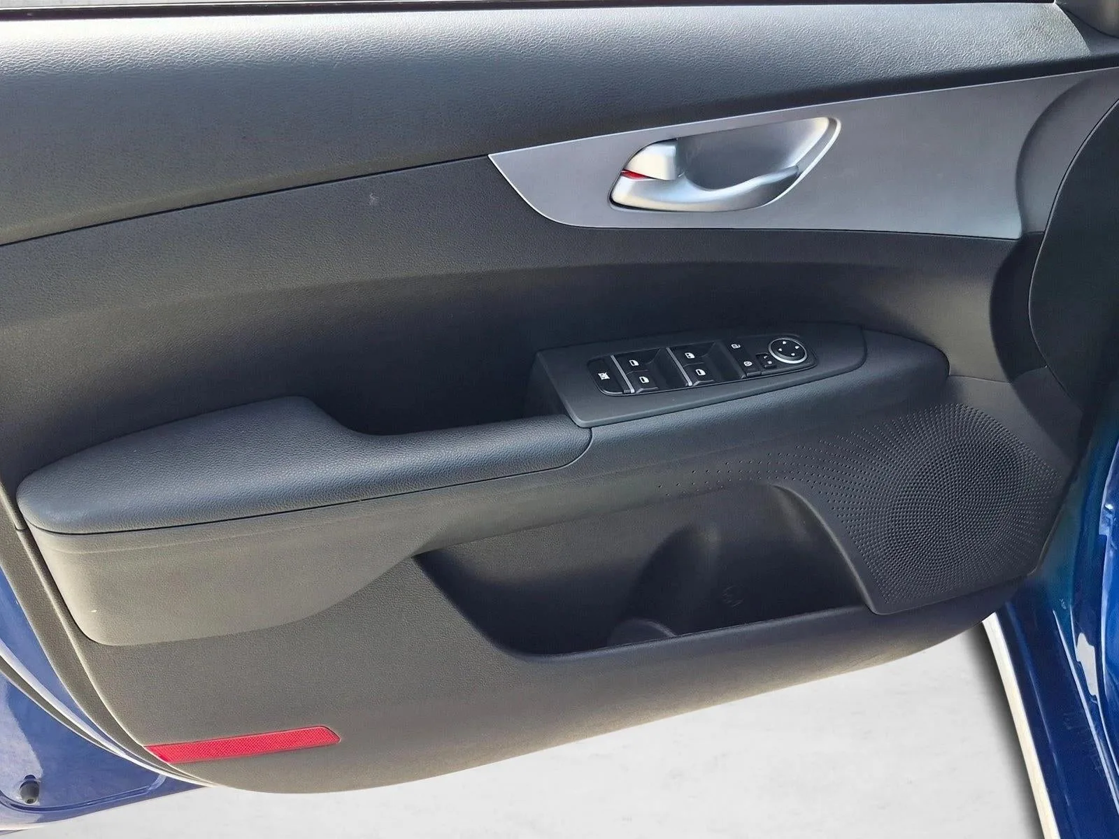2023 Kia Forte LXS IVT photo 11