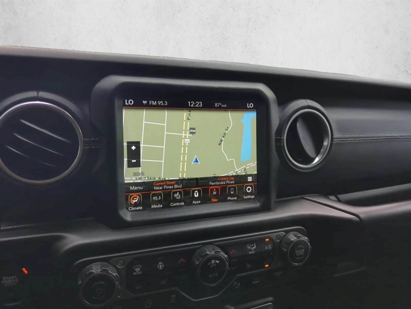 2020 Jeep Gladiator Overland 4x4 photo 11
