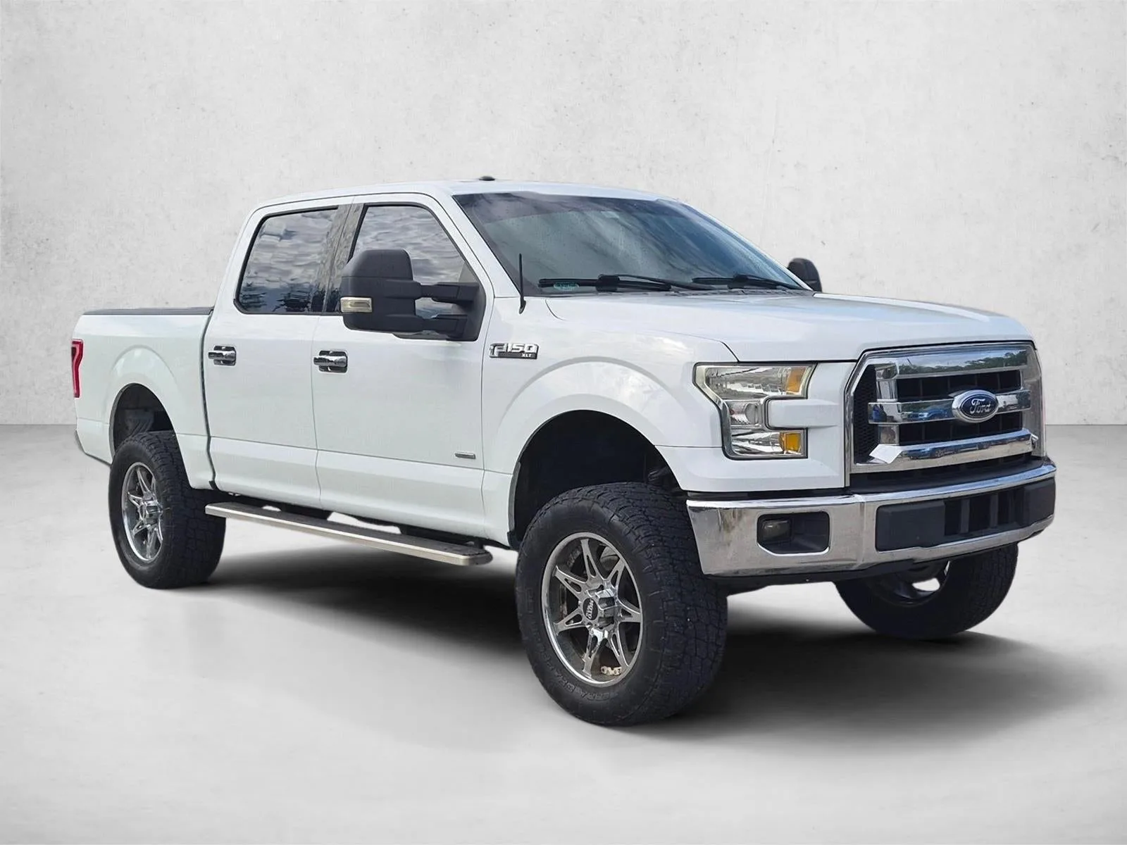 2016 Ford F-150 2WD SuperCrew 5-1/2 Ft Box XLT photo 3