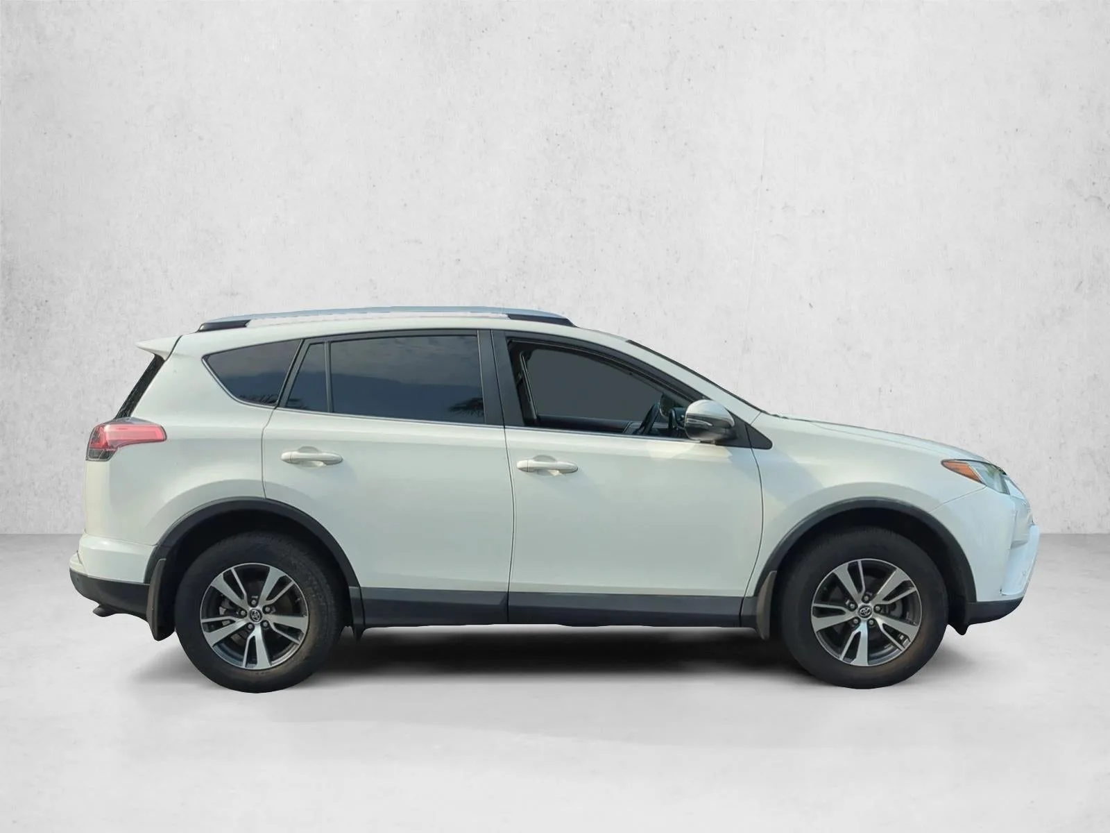 2018 Toyota RAV4 XLE FWD (GS) photo 4