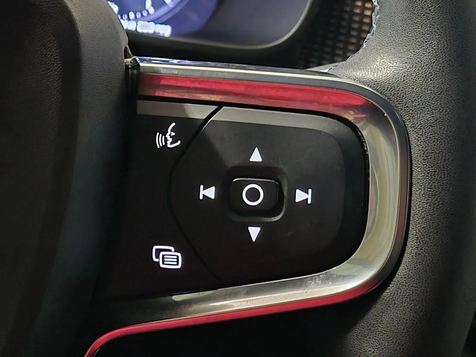 2022 Volvo XC40 T5 AWD R-Design photo 8