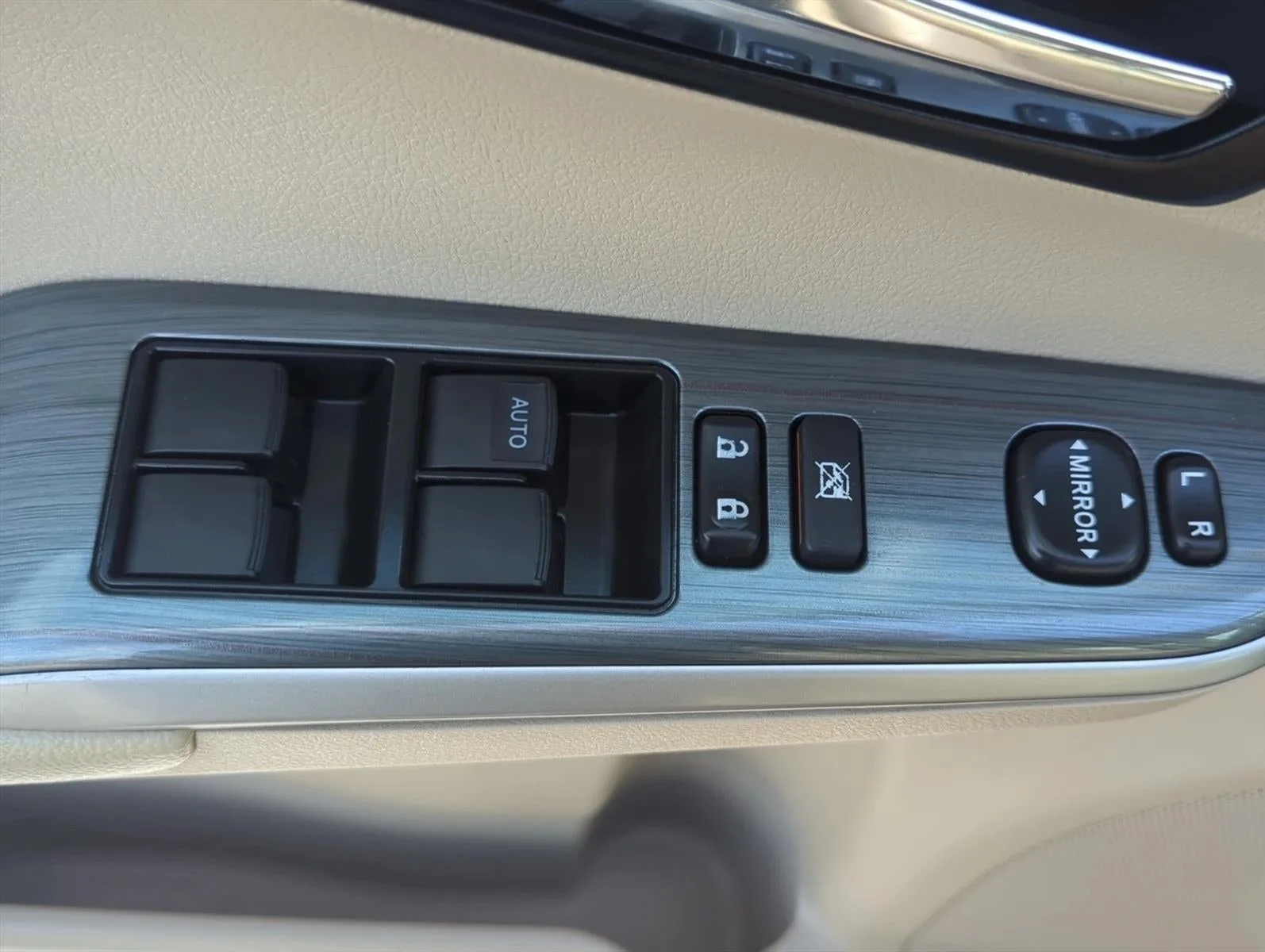 2012 Toyota Camry Hybrid 4dr Sdn XLE (Natl) photo 11