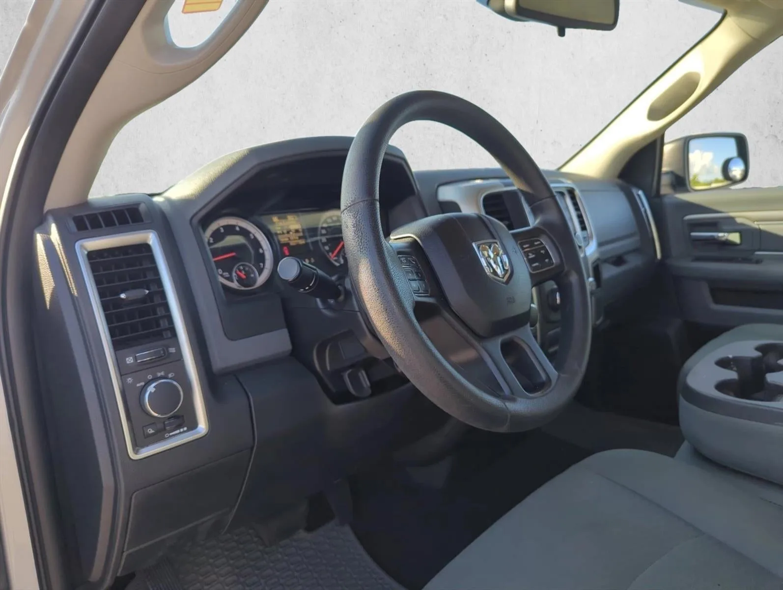 2016 RAM 1500 2WD Quad Cab 6.4 Ft Box SLT photo 12
