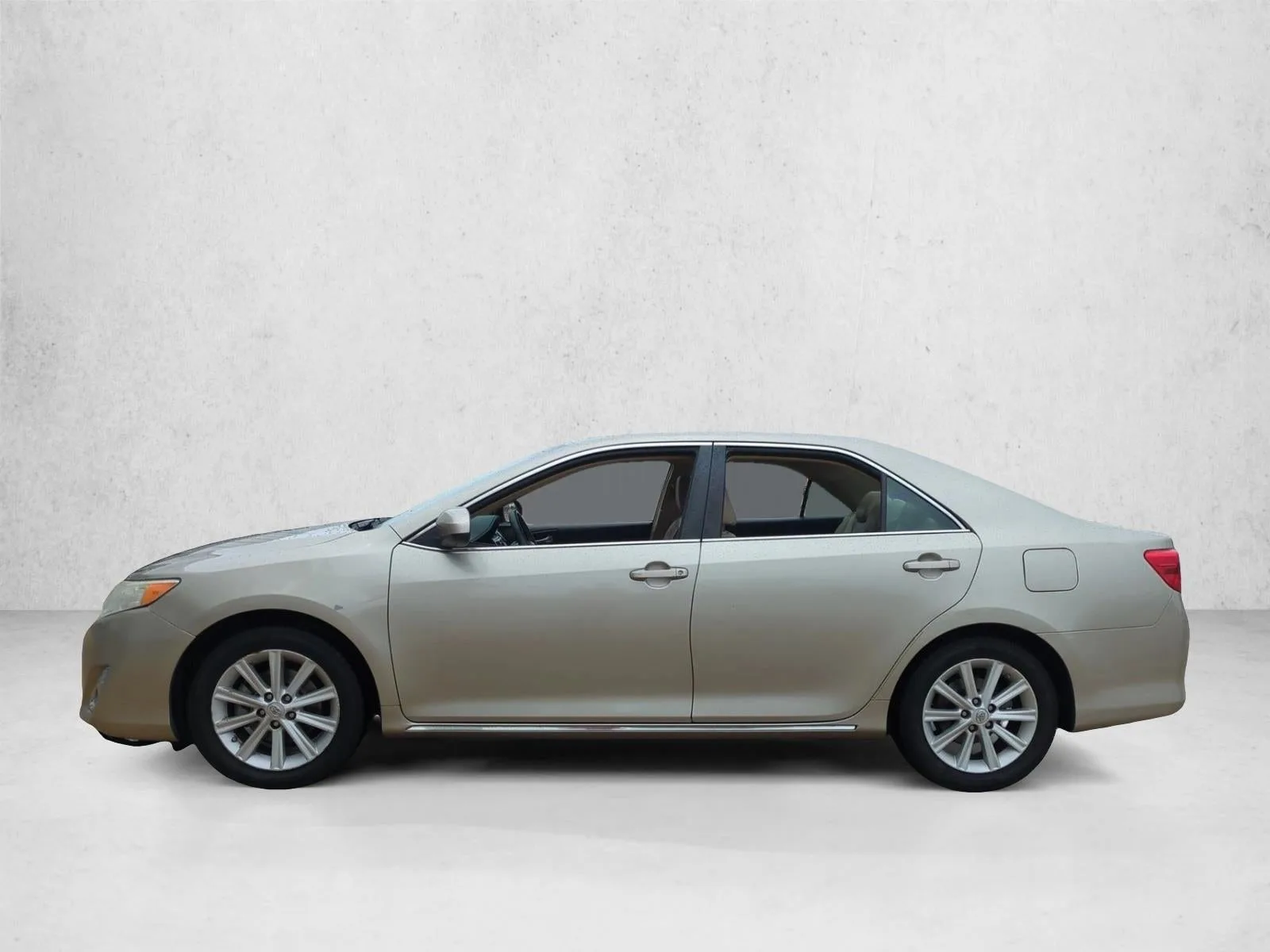 2014 Toyota Camry 4dr Sdn I4 Auto XLE (Natl) *Ltd Avail* photo 8