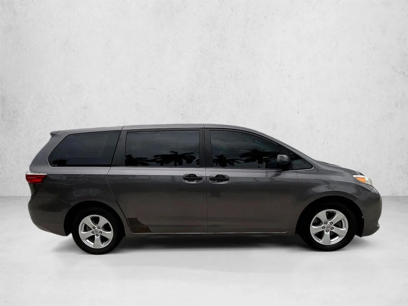 2017 Toyota Sienna L FWD 7-Passenger (Natl) photo 5