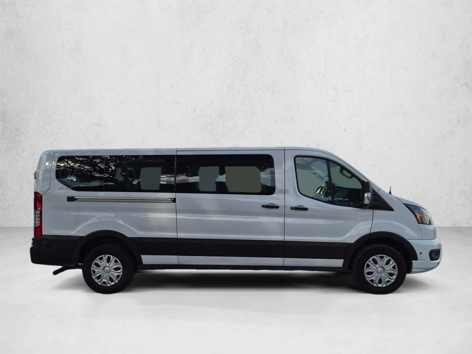 2024 Ford Transit Passenger Wagon XL photo 4