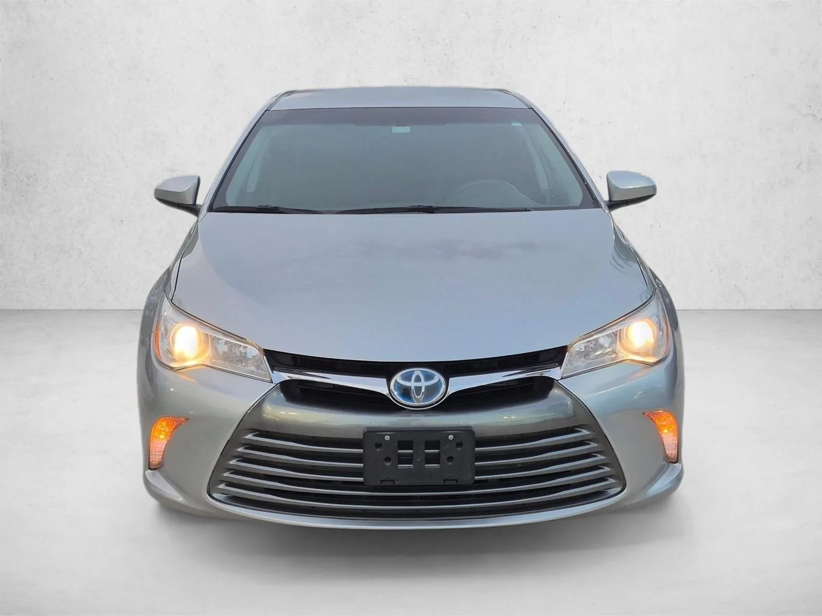 2017 Toyota Camry Hybrid LE CVT (Natl) photo 2
