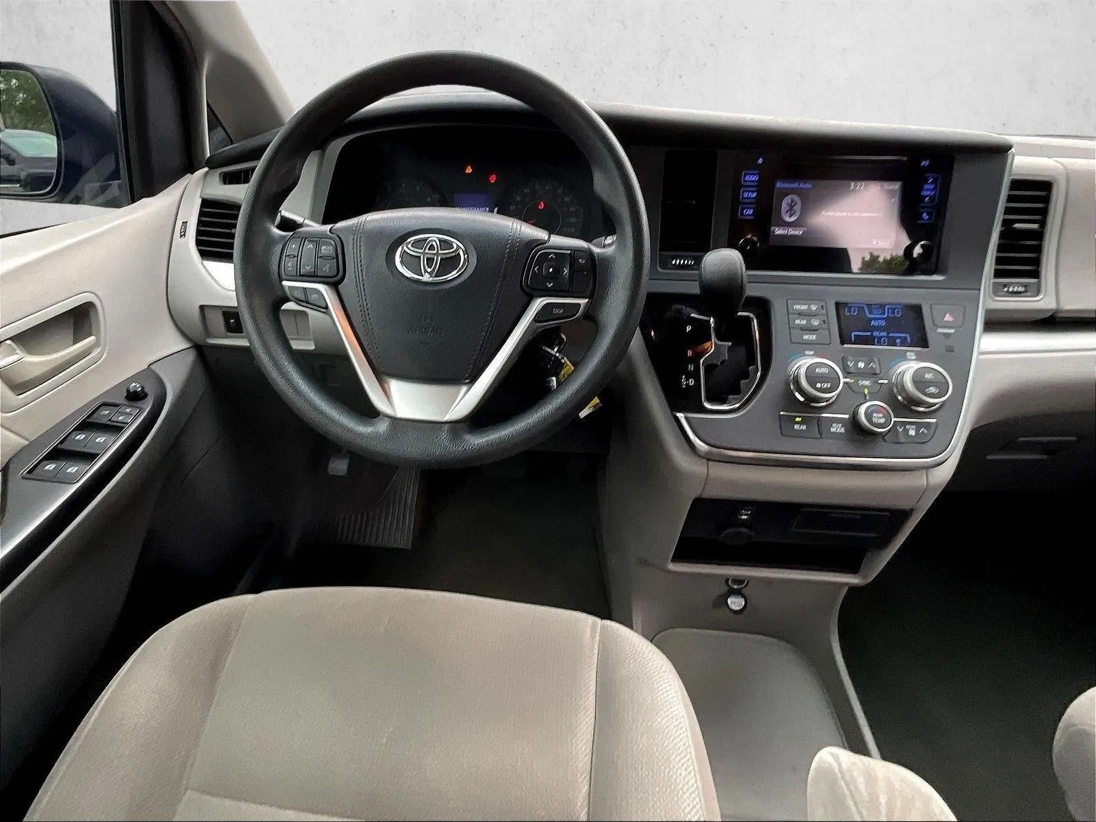 2017 Toyota Sienna L FWD 7-Passenger (Natl) photo 7