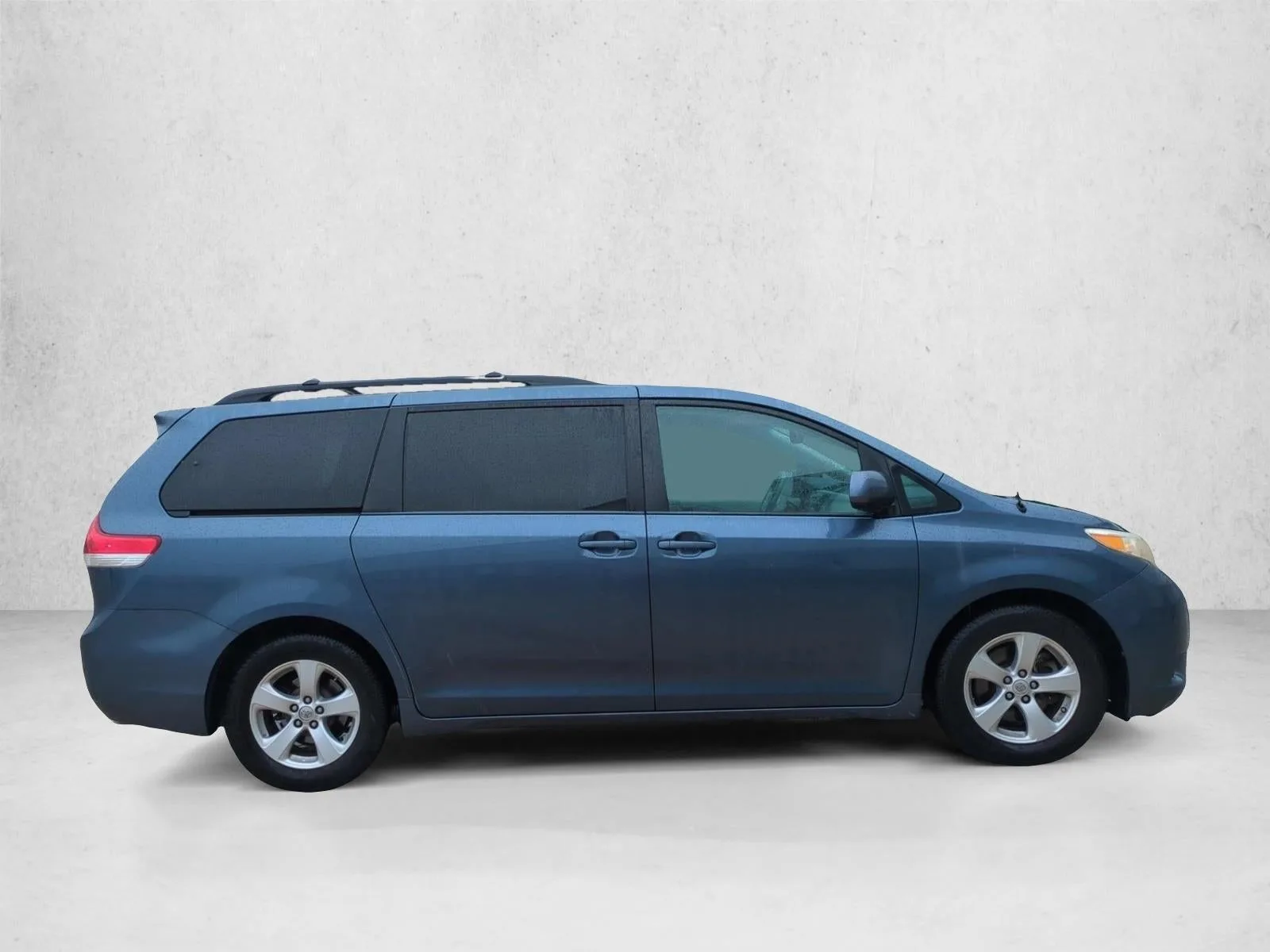 2014 Toyota Sienna 5dr 8-Pass Van V6 LE FWD (Natl) photo 4