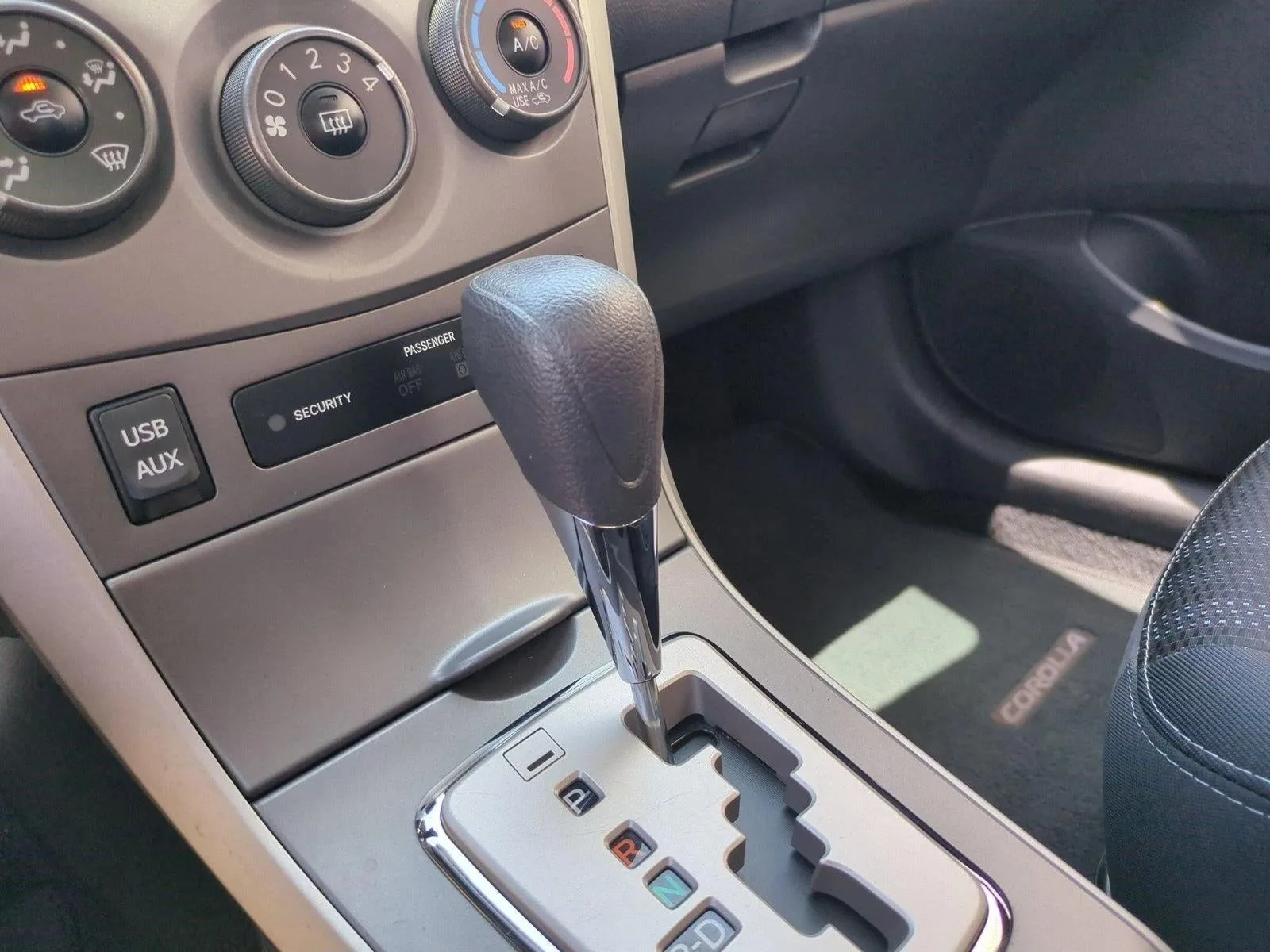 2013 Toyota Corolla 4dr Sdn Auto S (Natl) photo 12