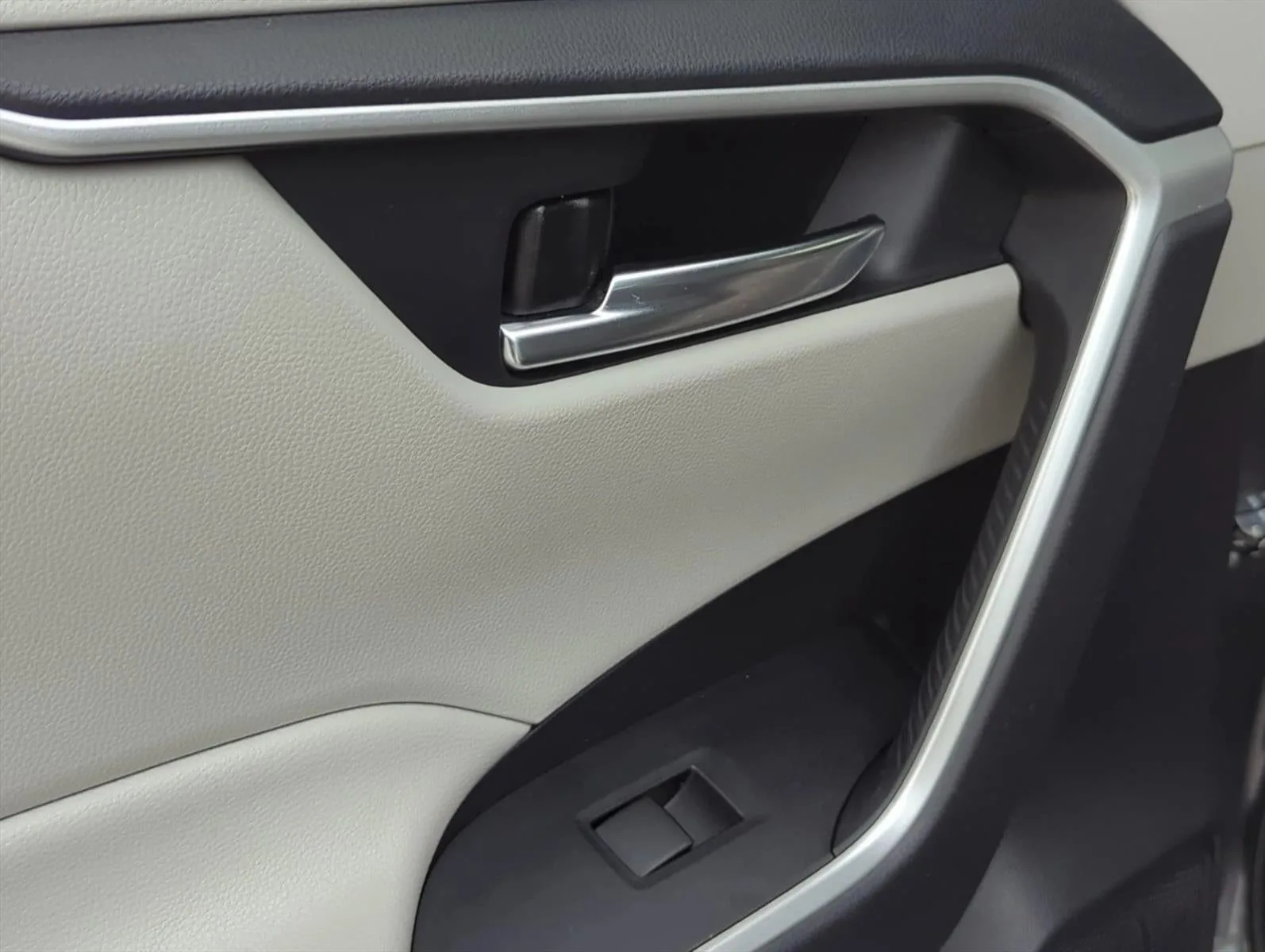 2021 Toyota RAV4 XLE FWD (GS) photo 8
