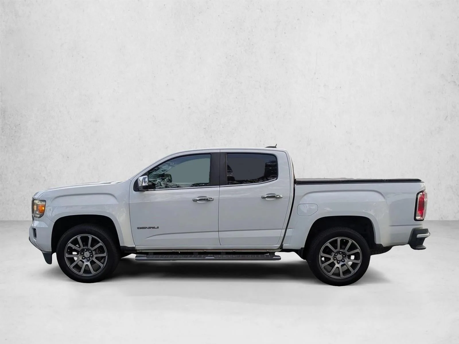 2018 GMC Canyon Crew Cab Short Box 4-Wheel Drive Denali photo 2