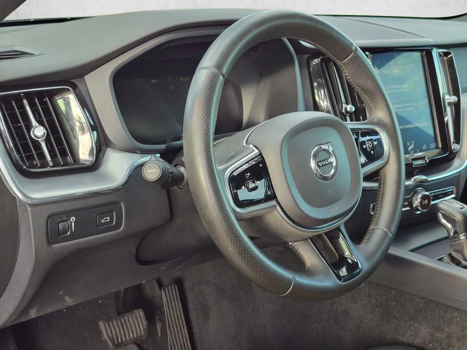 2018 Volvo XC60 T6 AWD Momentum photo 4