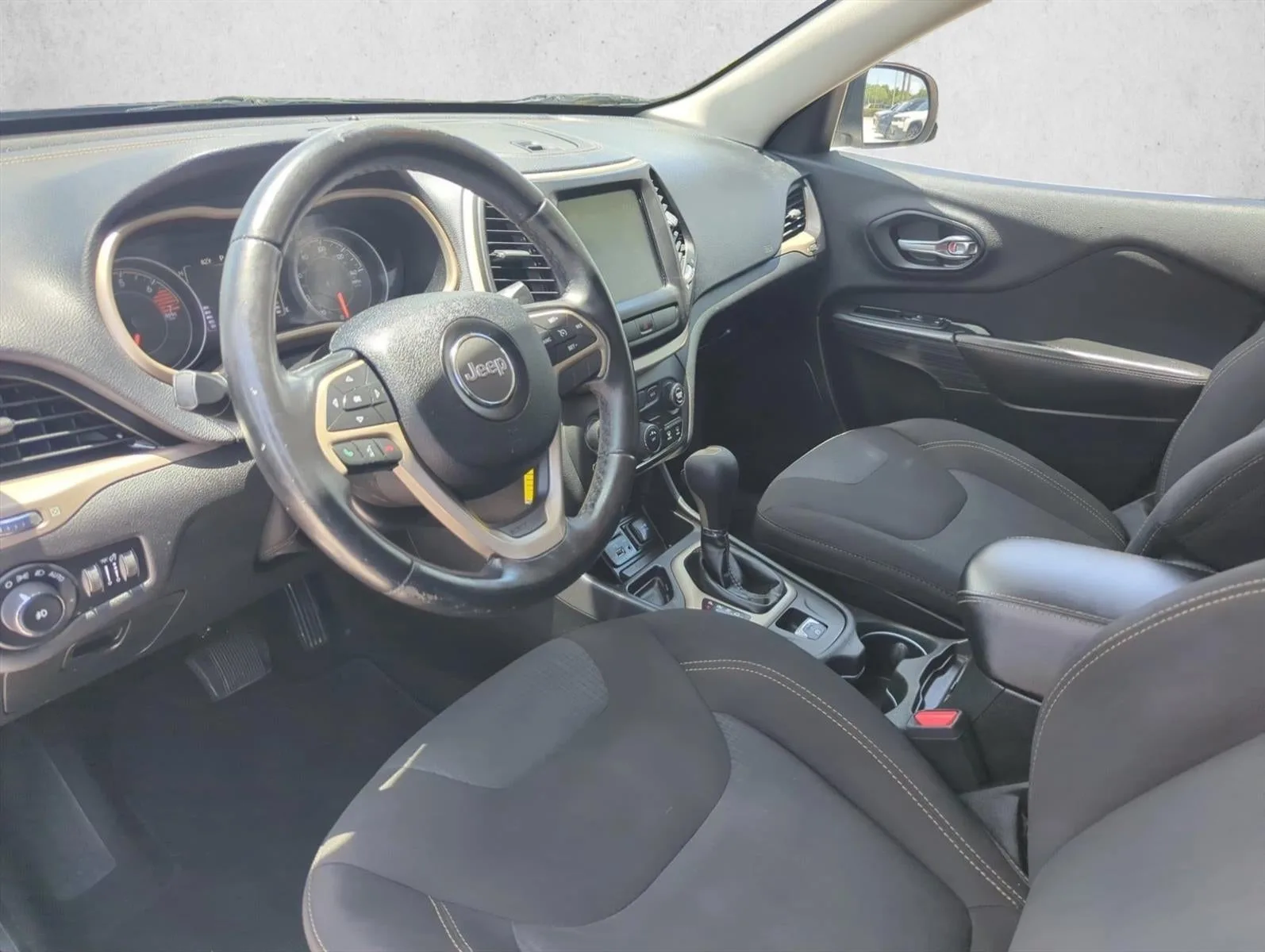 2016 Jeep Cherokee FWD 4dr Latitude photo 8