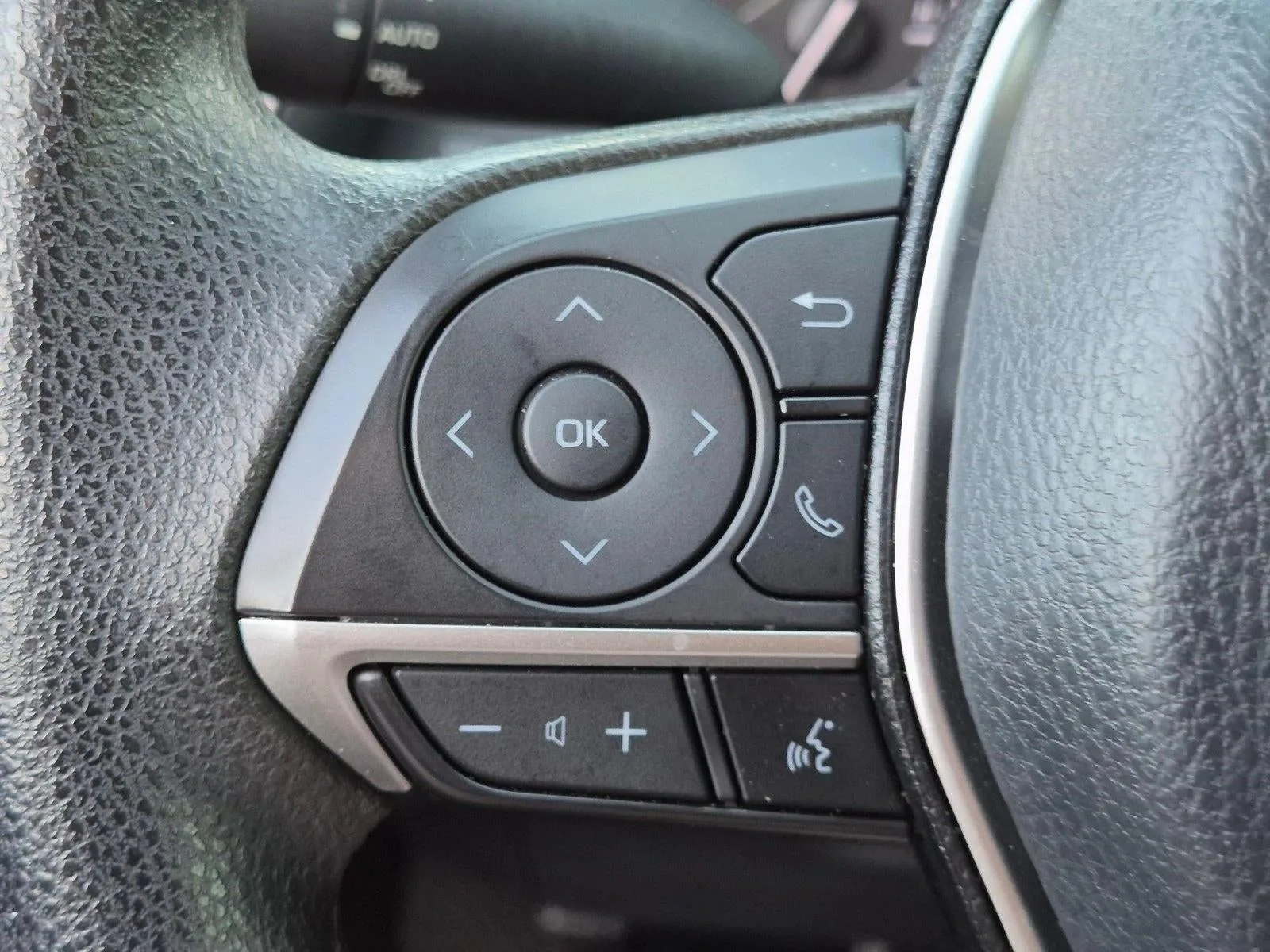 2022 Toyota Camry LE Auto (SE) photo 9