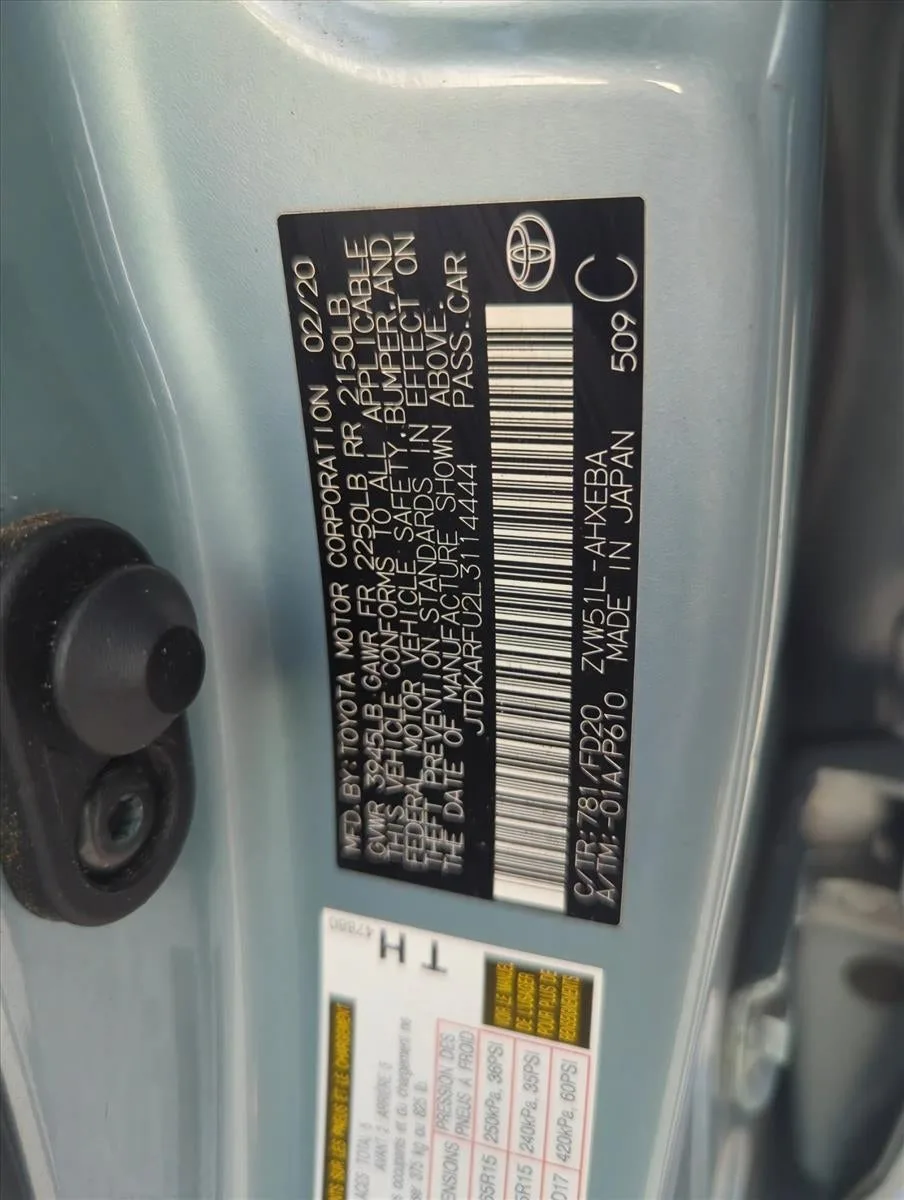 2020 Toyota Prius LE (Natl) photo 2