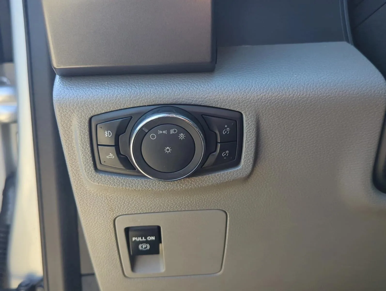 2016 Ford F-150 4WD SuperCrew 5-1/2 Ft Box XLT photo 10