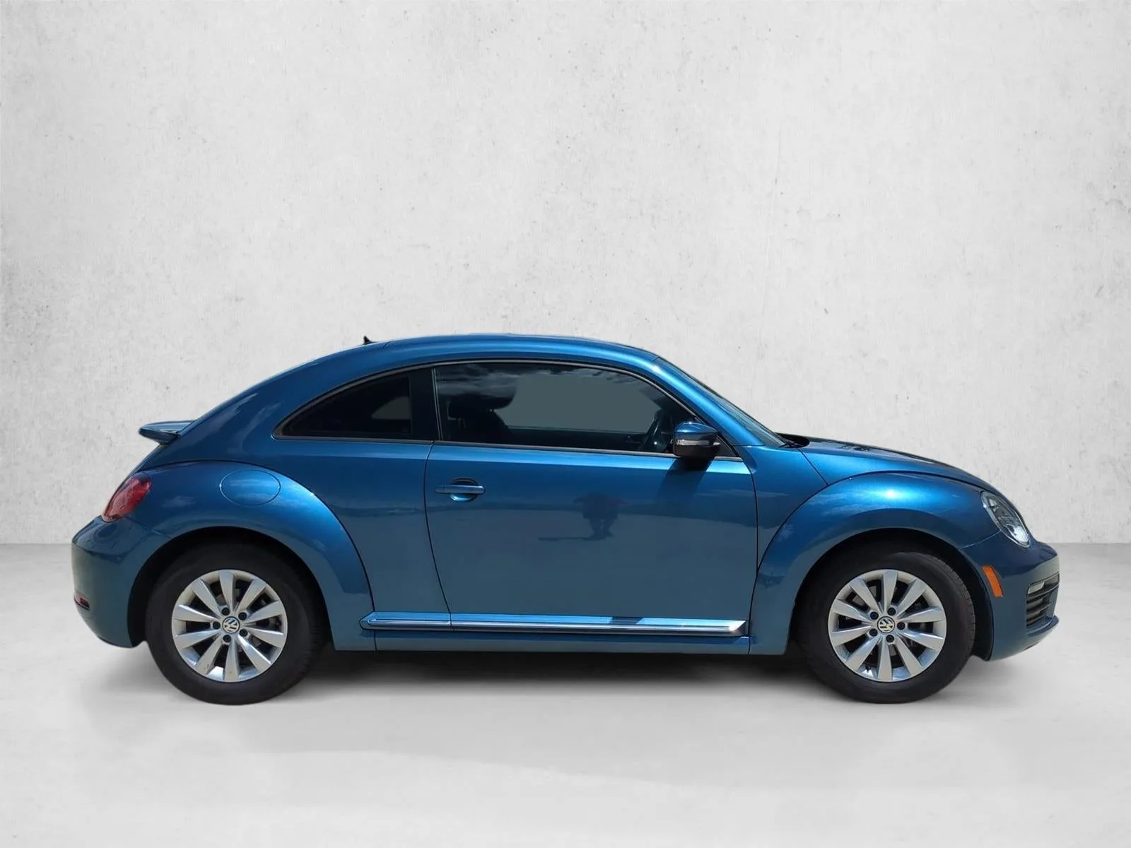 2019 Volkswagen Beetle S Auto photo 4