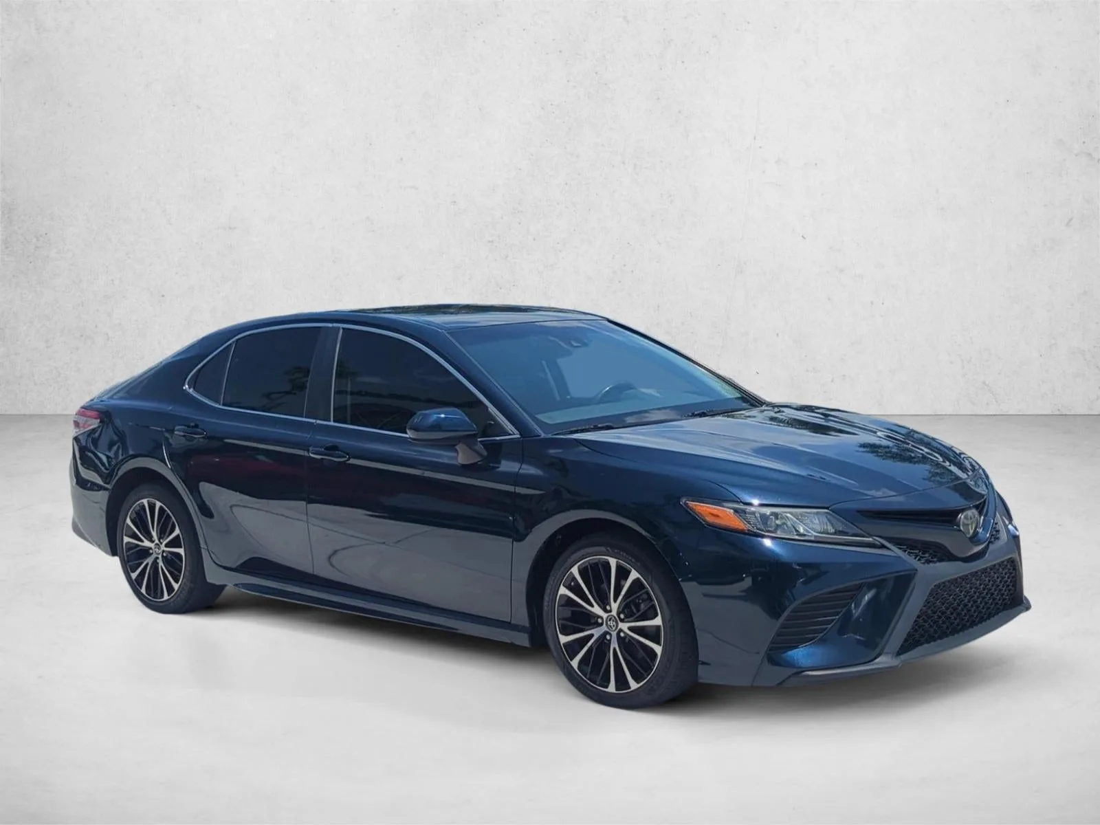 2019 Toyota Camry SE Auto (SE) photo 3
