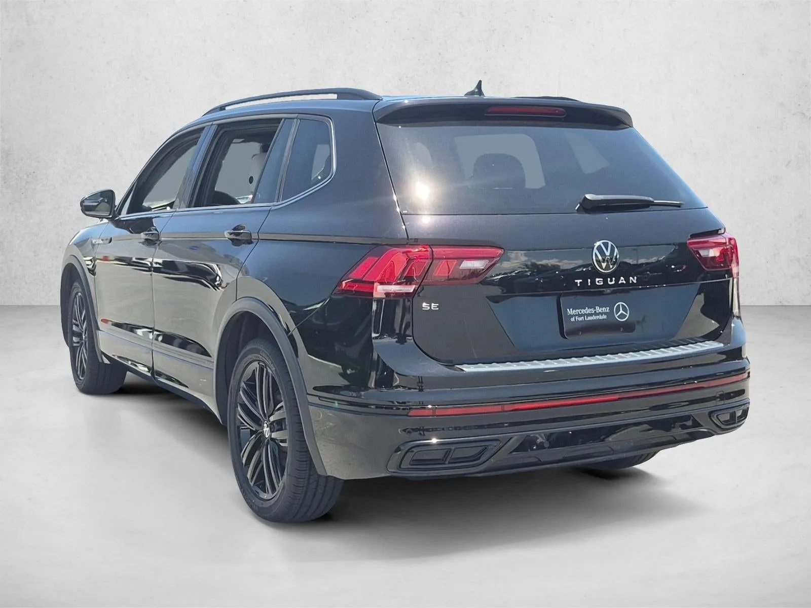 2022 Volkswagen Tiguan 2.0T SE R-Line Black FWD photo 8