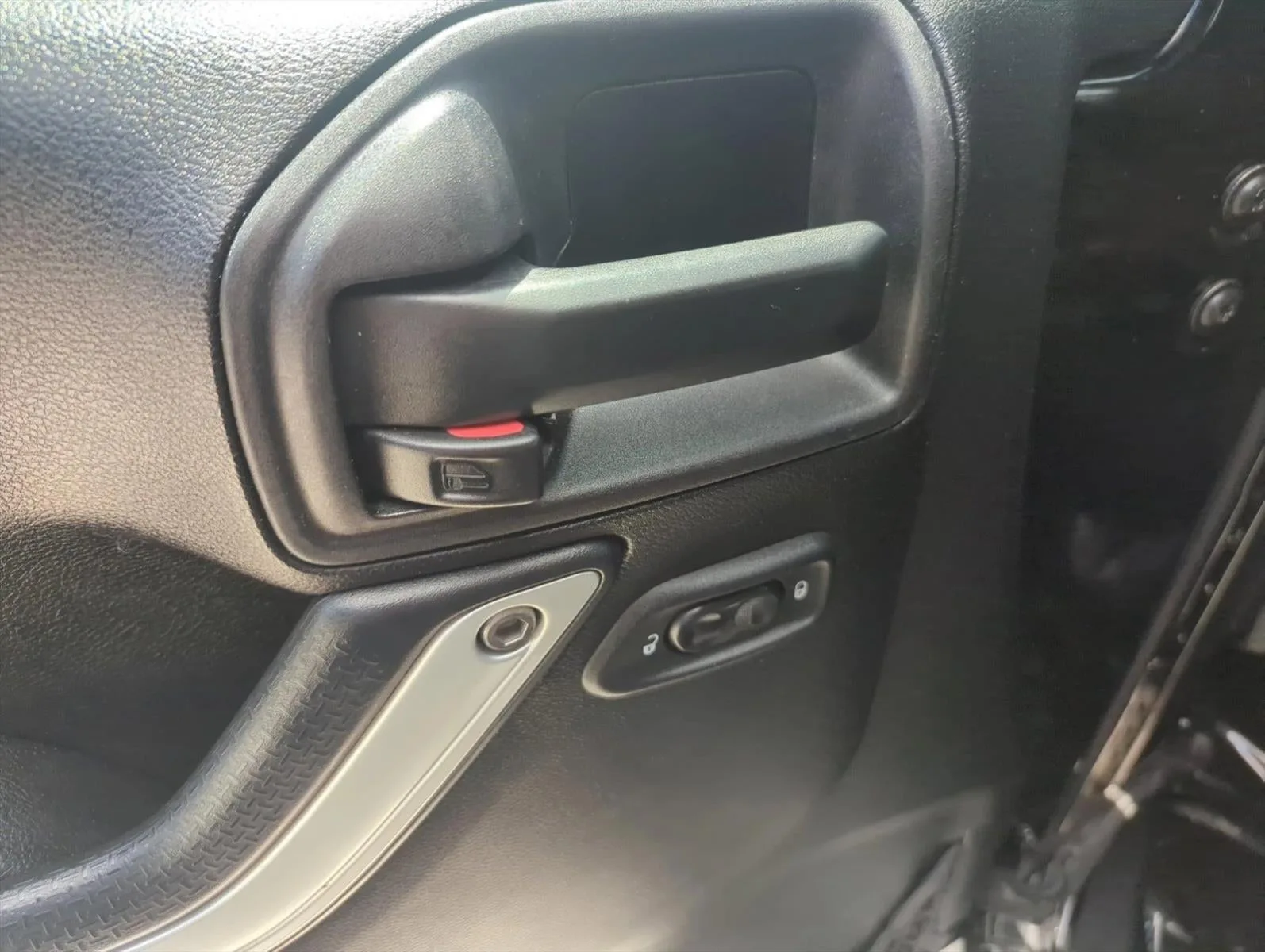 2013 Jeep Wrangler 4WD 2dr Sahara photo 12