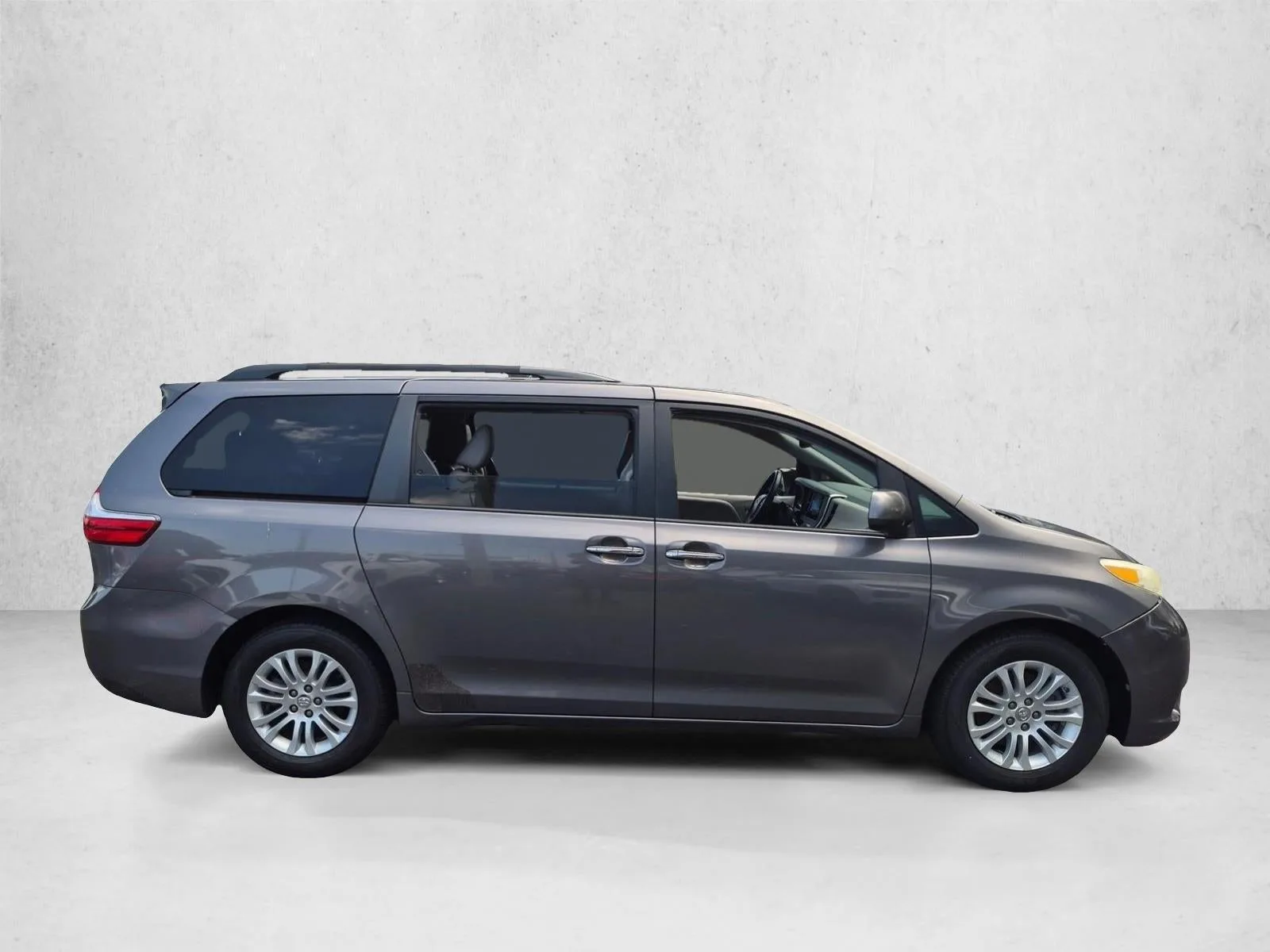 2017 Toyota Sienna XLE 8 Passenger photo 4