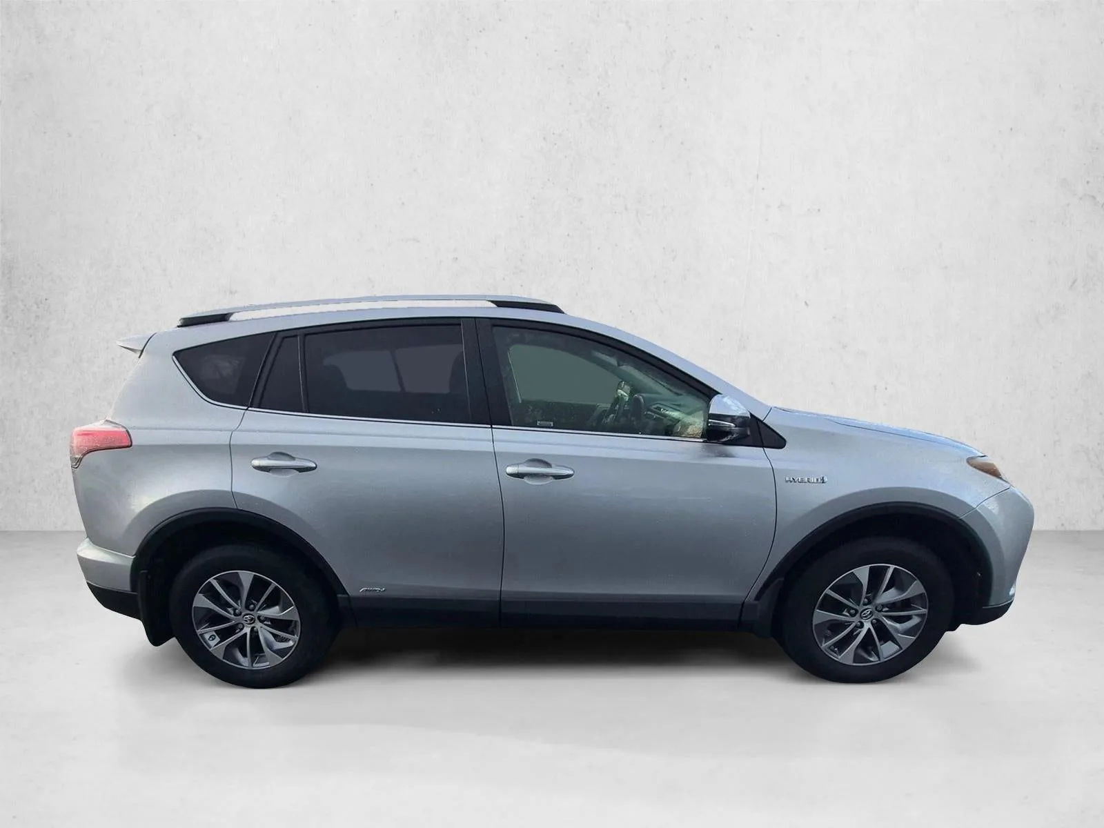 2016 Toyota RAV4 Hybrid XLE photo 4