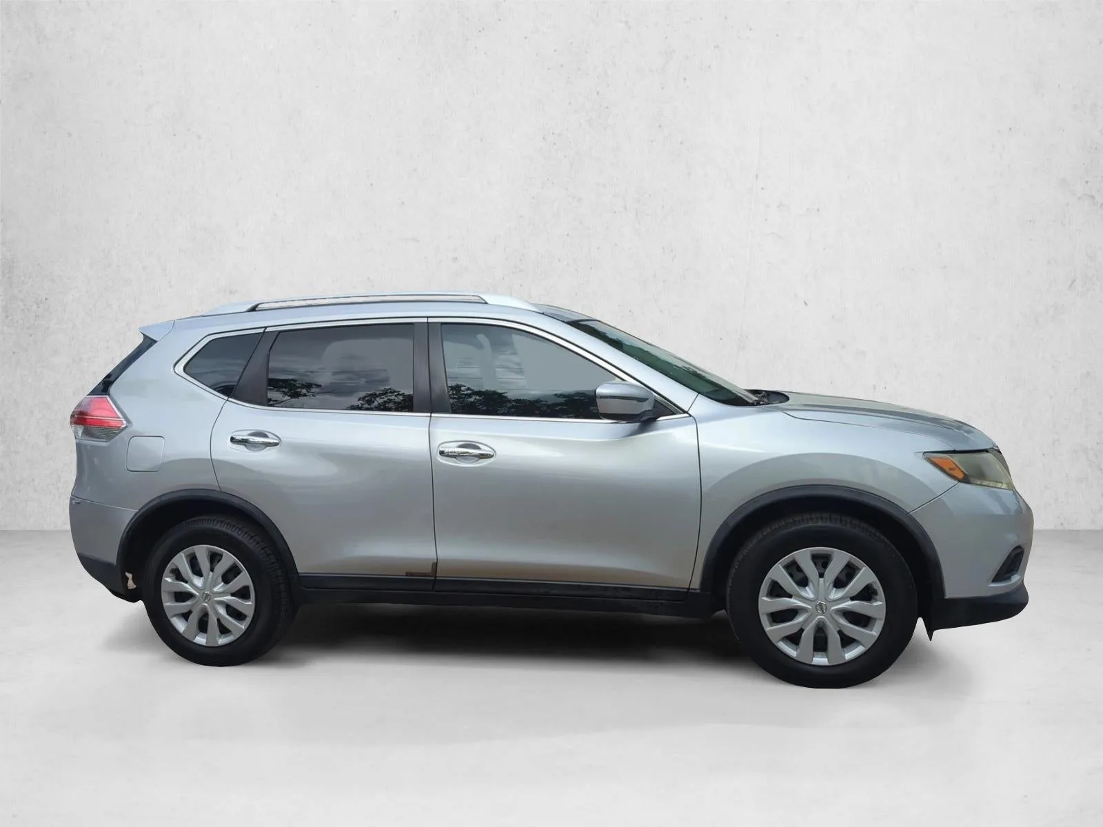 2016 Nissan Rogue FWD 4dr S photo 4