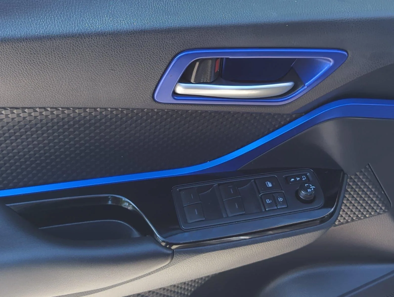 2020 Toyota C-HR XLE FWD (Natl) photo 10