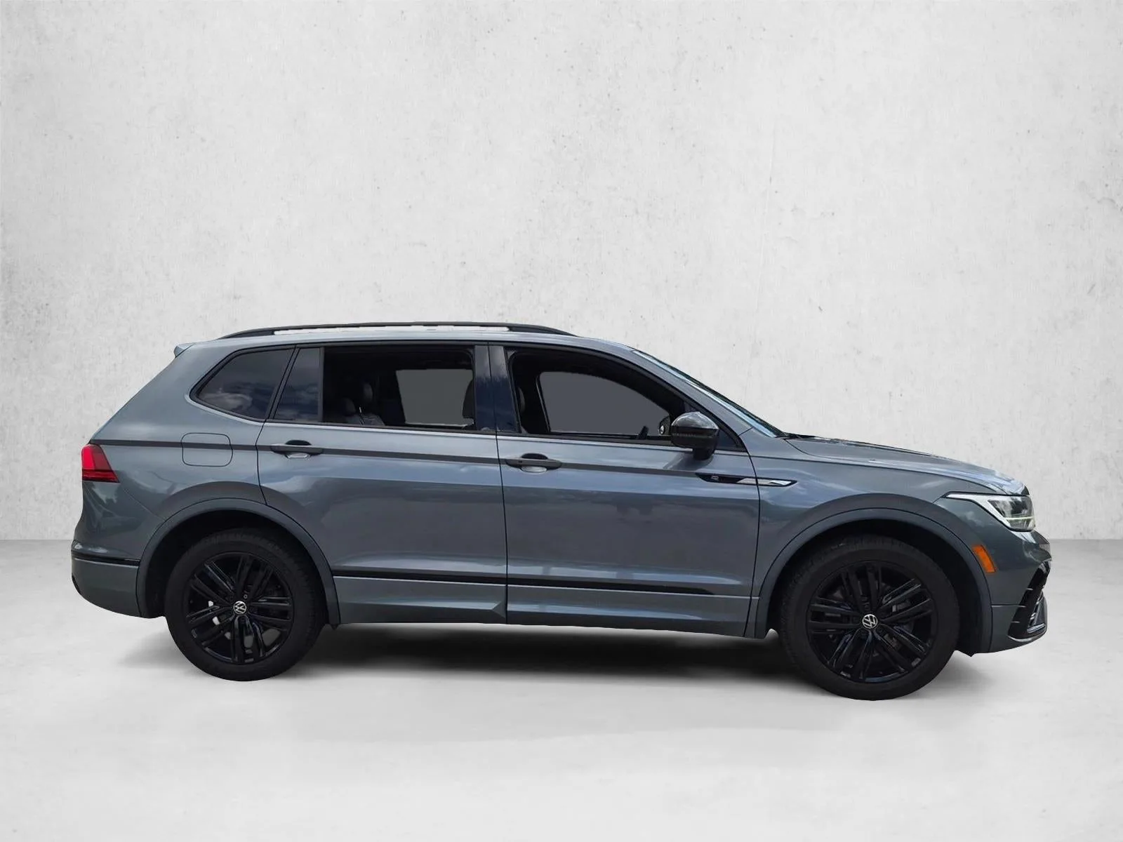2022 Volkswagen Tiguan 2.0T SE R-Line Black FWD photo 4