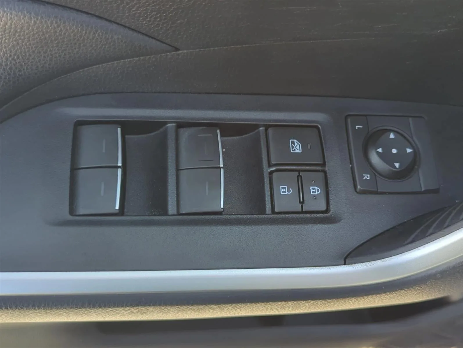 2023 Toyota RAV4 XLE FWD (GS) photo 9