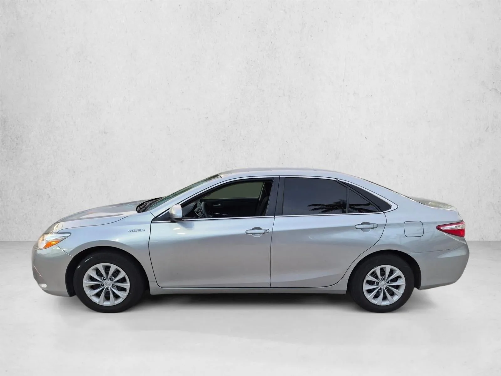 2017 Toyota Camry Hybrid LE CVT (Natl) photo 8