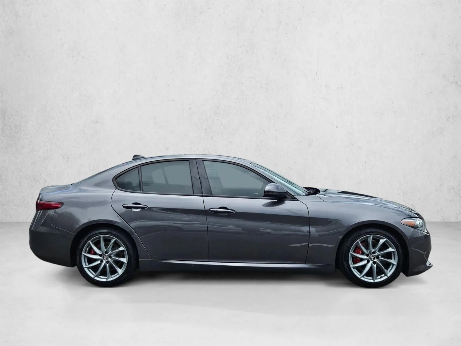 2022 Alfa Romeo Giulia RWD photo 4