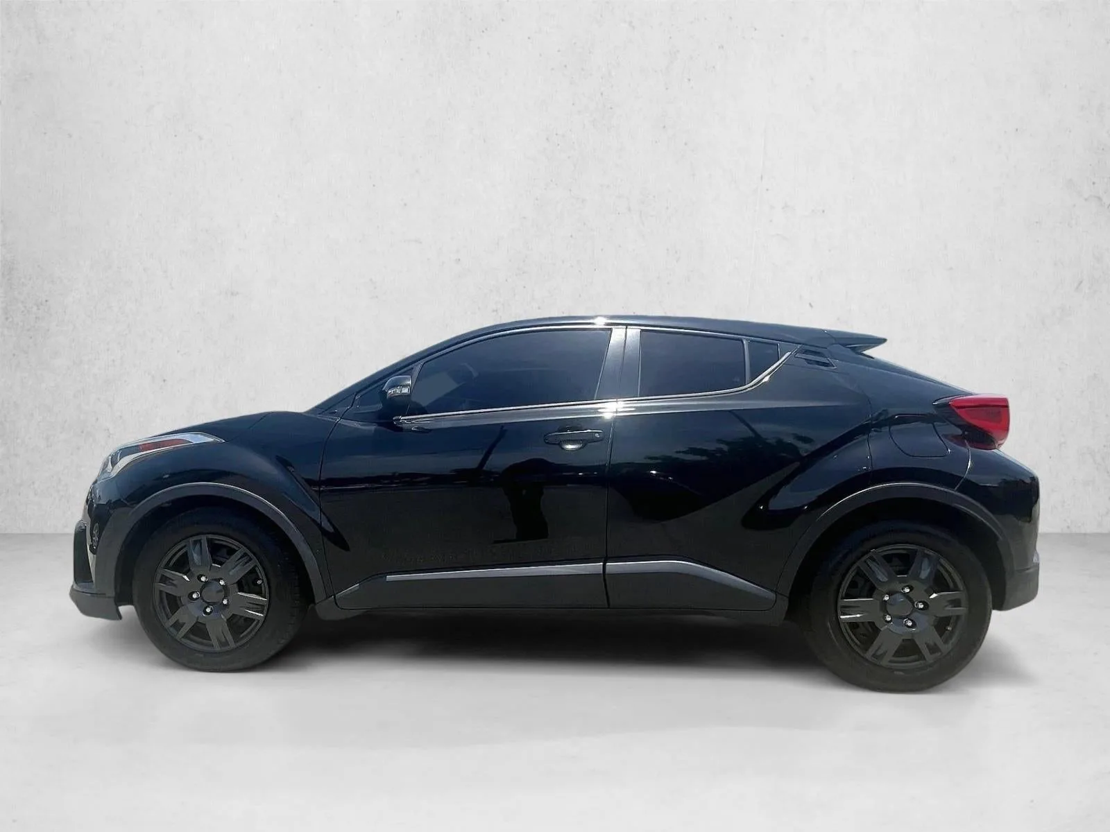 2019 Toyota C-HR LE photo 6
