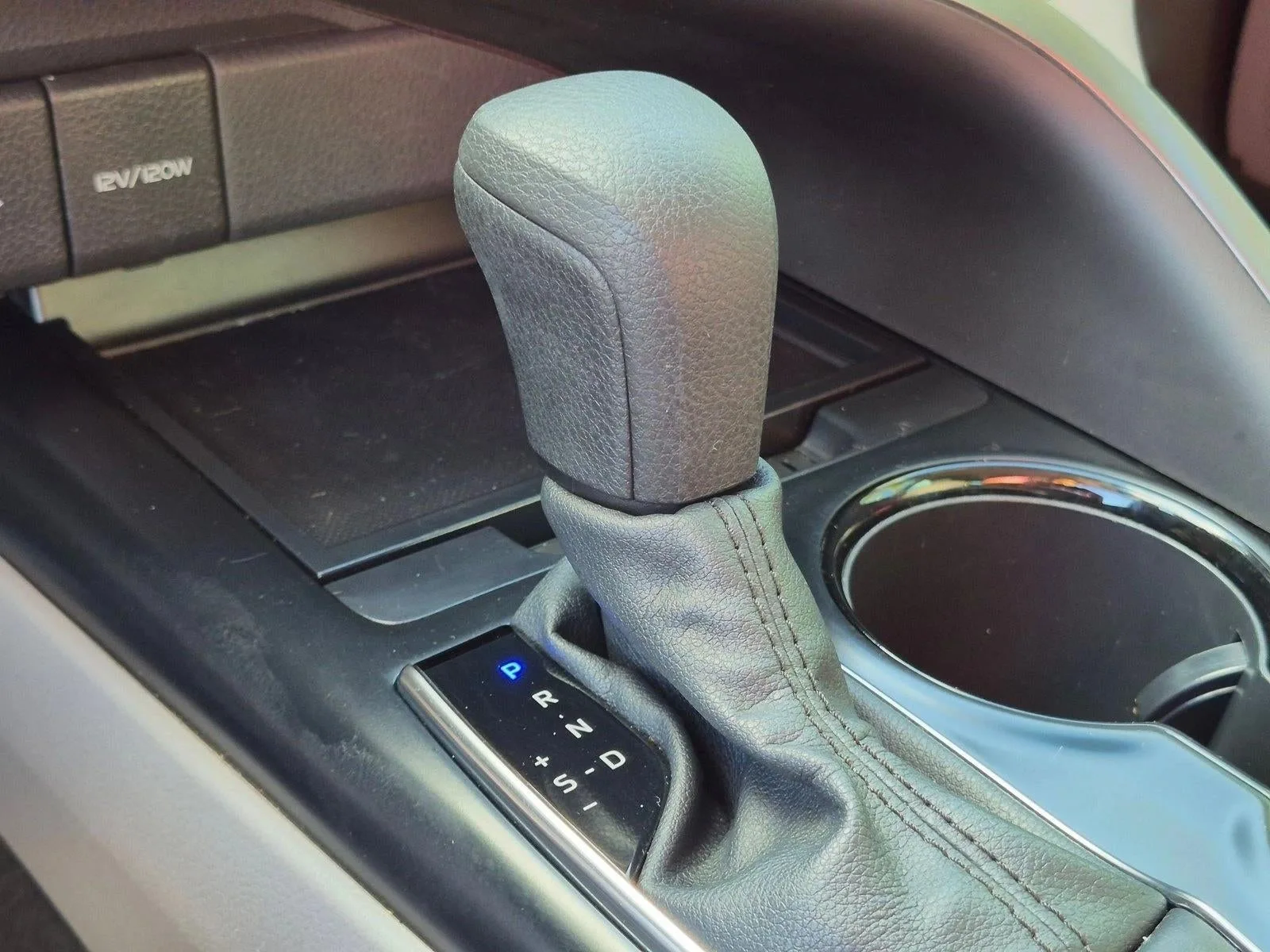2020 Toyota Camry LE Auto (SE) photo 11