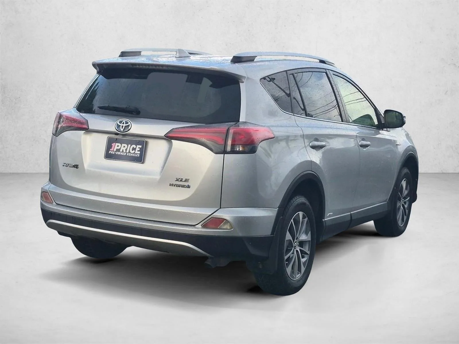 2016 Toyota RAV4 Hybrid XLE photo 5