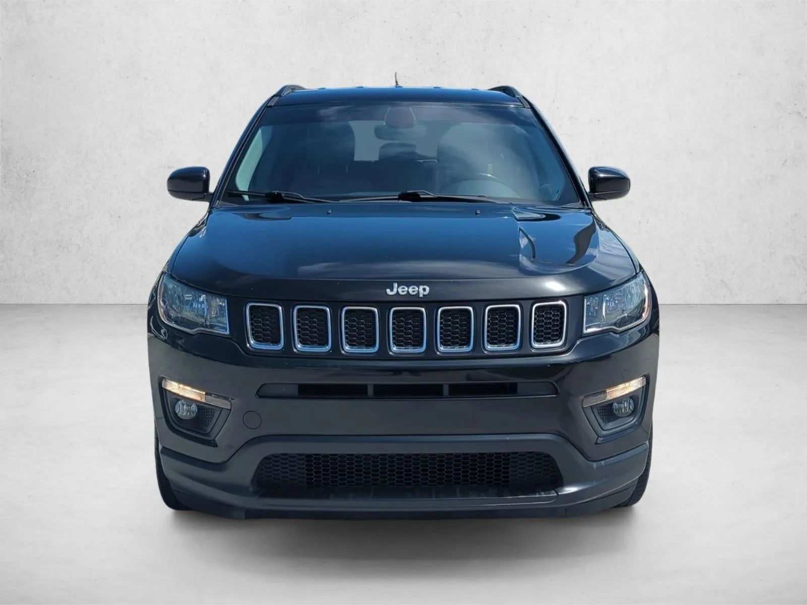 2019 Jeep Compass Latitude FWD photo 2