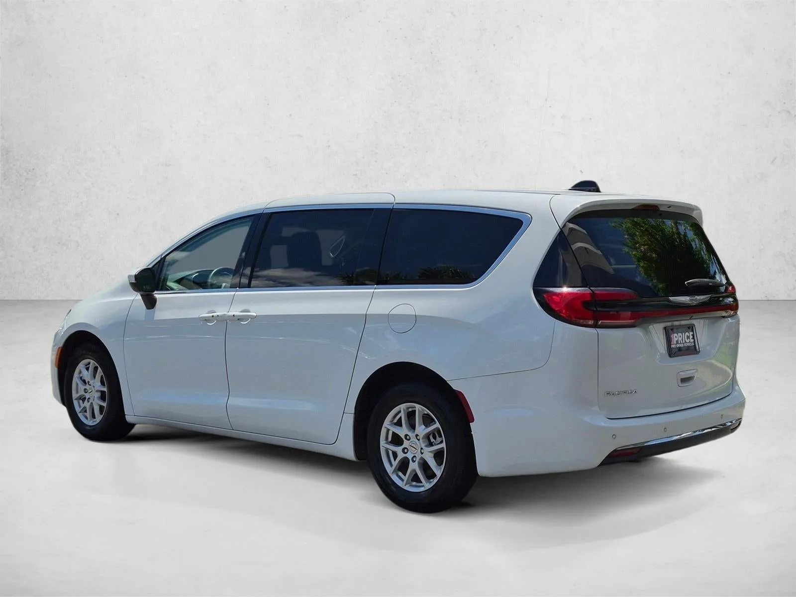2023 Chrysler Pacifica Touring L FWD photo 8
