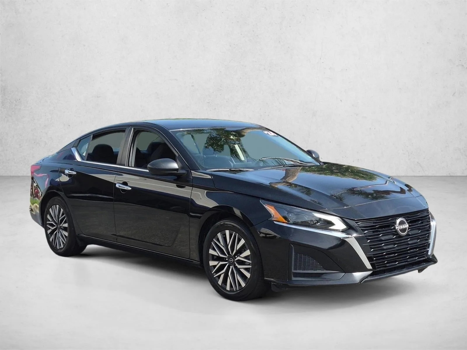 2024 Nissan Altima 2.5 SV Sedan photo 3