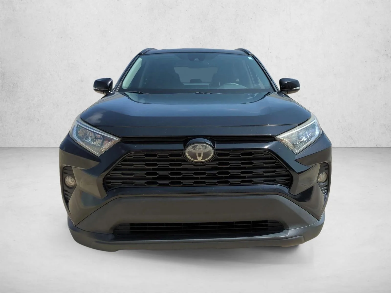 2019 Toyota RAV4 XLE Premium FWD (Natl) photo 2
